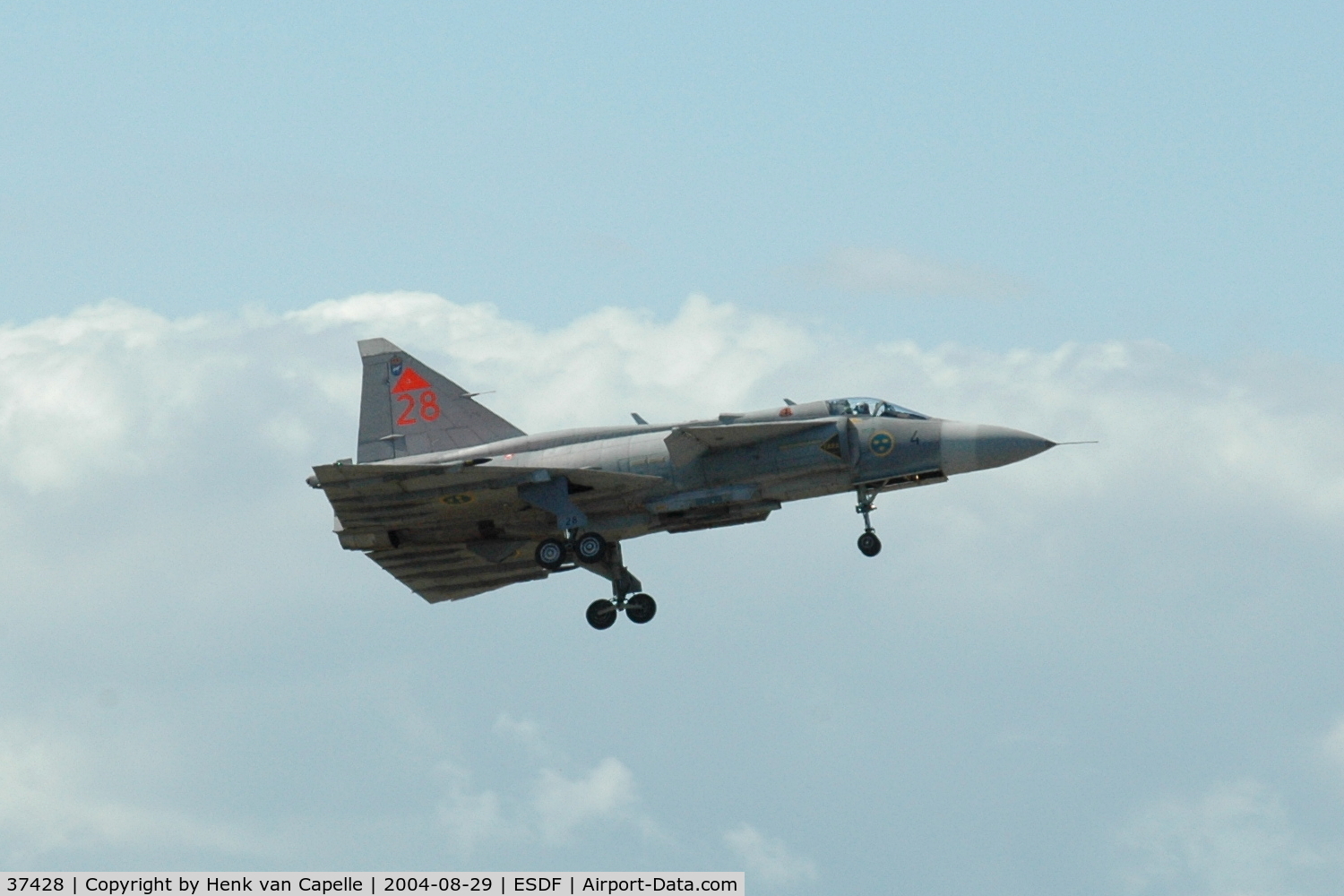 37428, Saab JA 37DI Viggen C/N 37428, Saab JA37DI Viggen of the Swedish Air Force during an air display by Major Anders Jönsson at Ronneby Air Base, 2004.