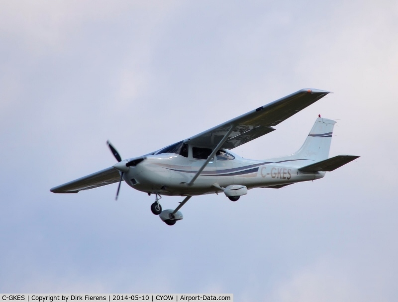 C-GKES, Cessna 182S Skylane C/N 18280620, Privately owned a/c approaching rwy 25 for touchdown.