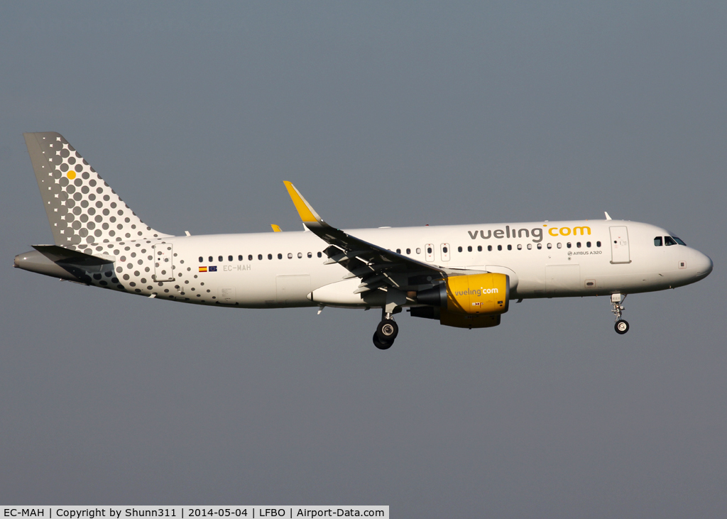 EC-MAH, 2014 Airbus A320-214 C/N 6039, Landing rwy 32L