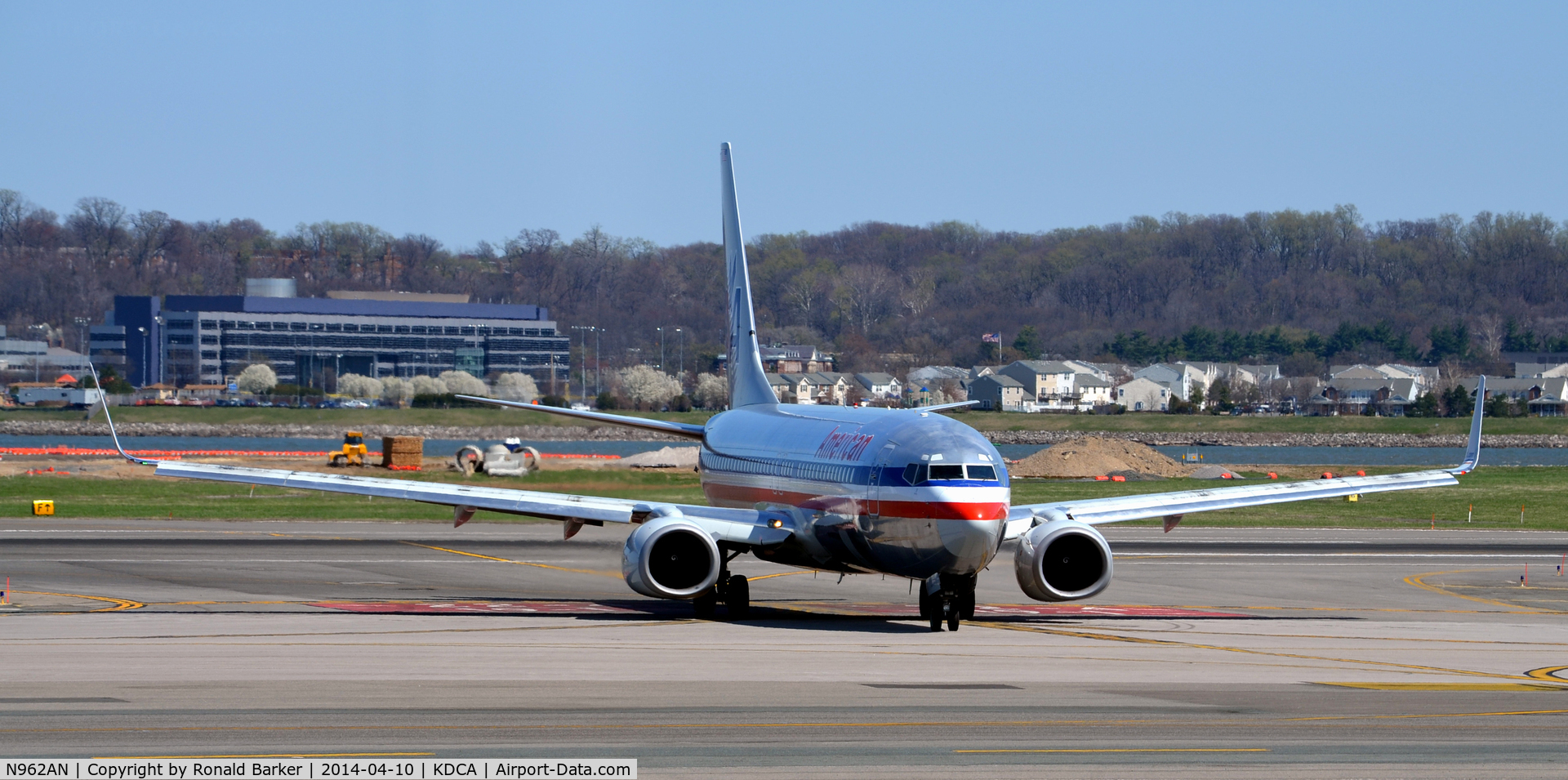 N962AN, 2001 Boeing 737-823 C/N 30858, Taxi off the runway National