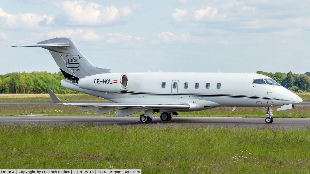 OE-HGL, 2011 Bombardier Challenger 300 (BD-100-1A10) C/N 20335, taxying to the active
