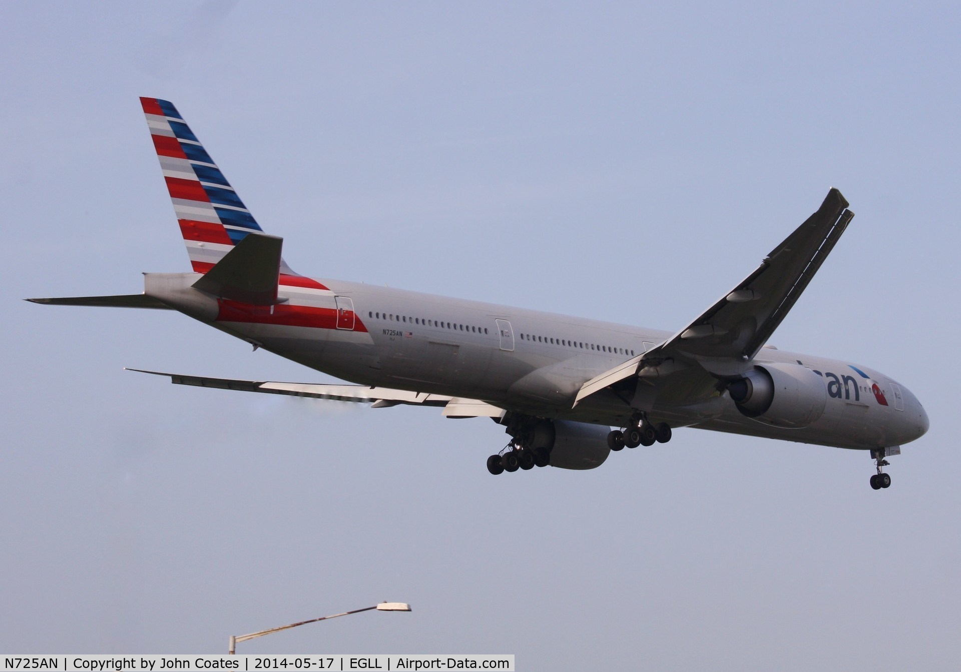 N725AN, 2013 Boeing 777-323/ER C/N 41666, Arriving 27L