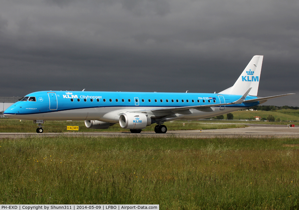 PH-EXD, 2014 Embraer 190LR (ERJ-190-100LR) C/N 19000661, Taxiing to the Terminal in a modified new livery...