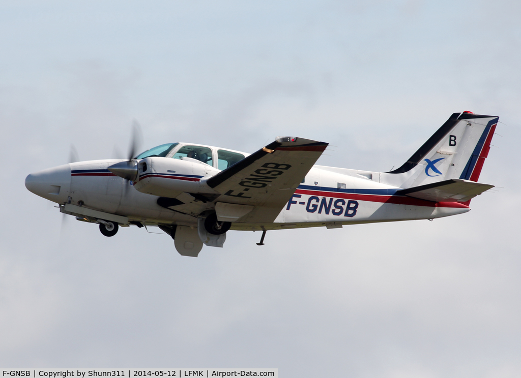 F-GNSB, Beech 58 Baron C/N TH-1702, Taking off...