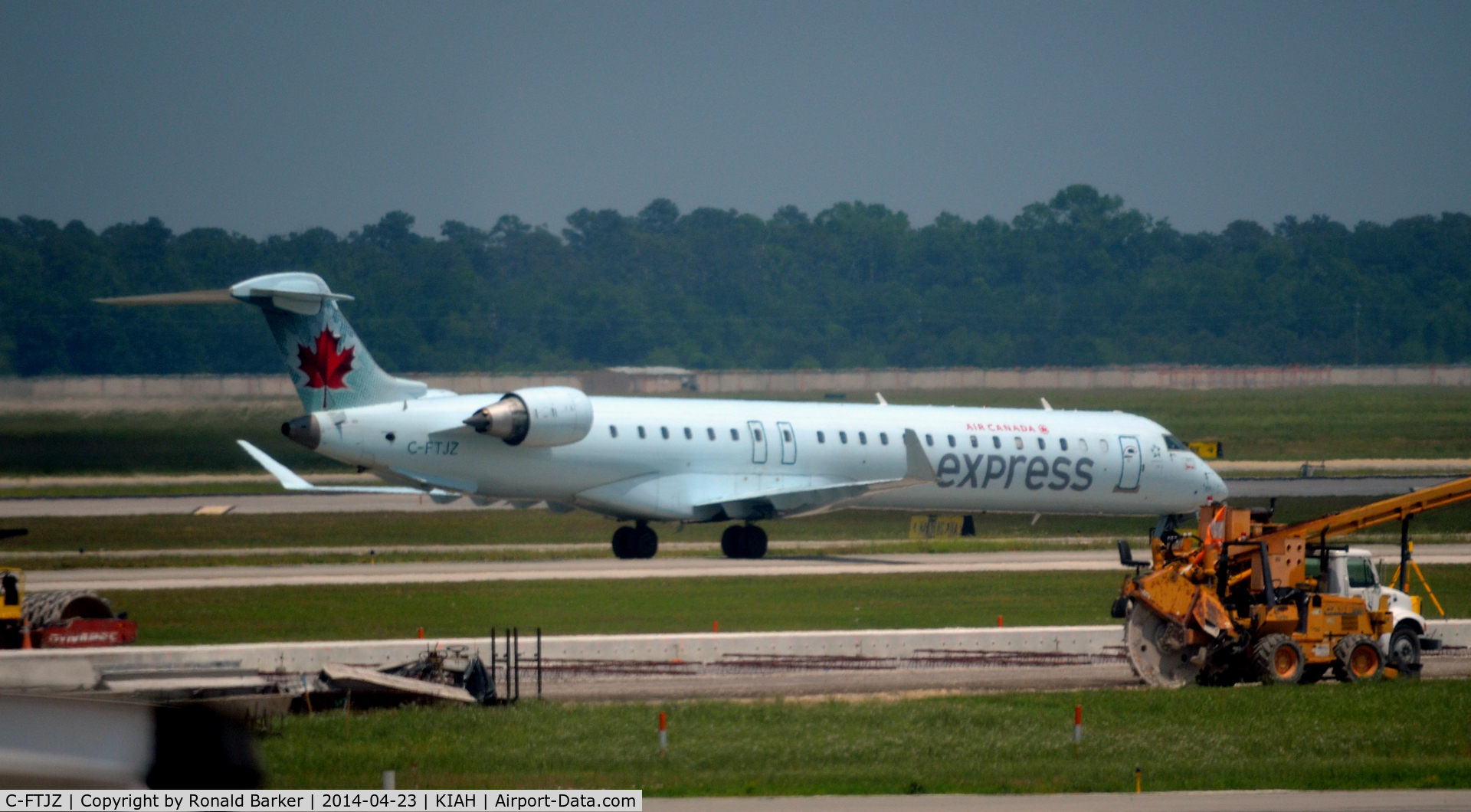 C-FTJZ, 2005 Canadair CRJ-705ER (CL-600-2D15) Regional Jet C/N 15047, Taxi Houston