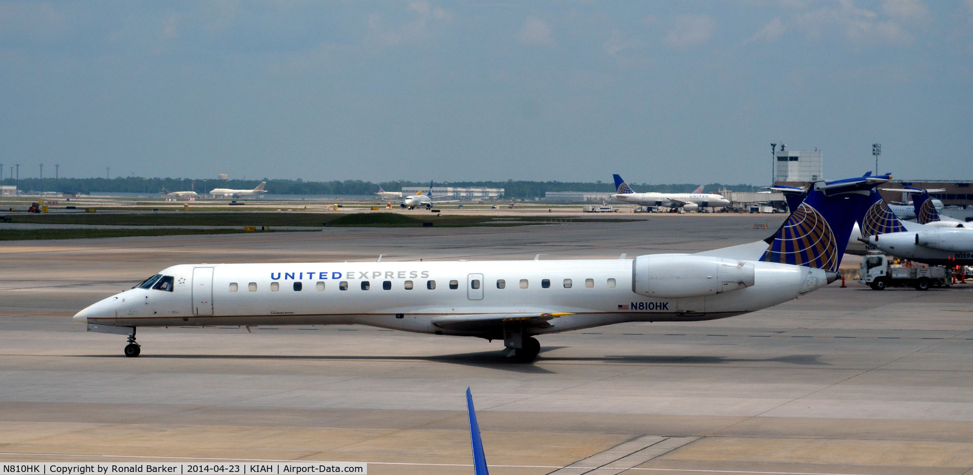 N810HK, 2000 Embraer ERJ-145LR (EMB-145LR) C/N 145231, Taxi Houston