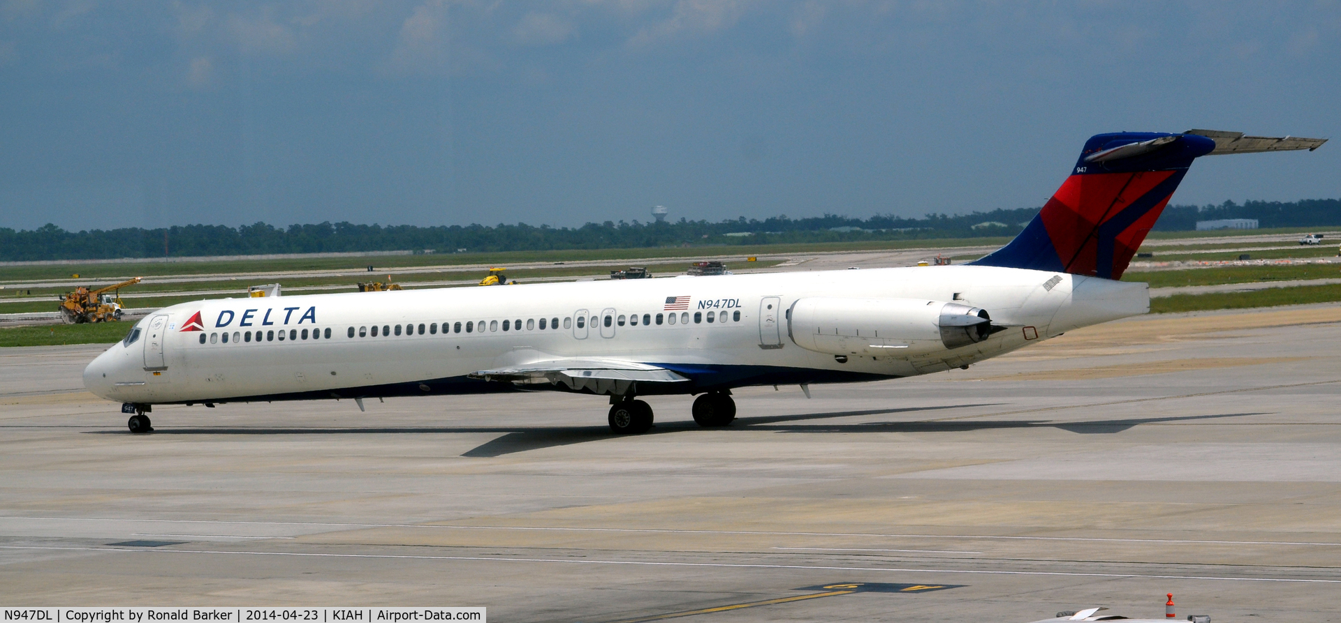 N947DL, 1989 McDonnell Douglas MD-88 C/N 49878, Pushback Houston