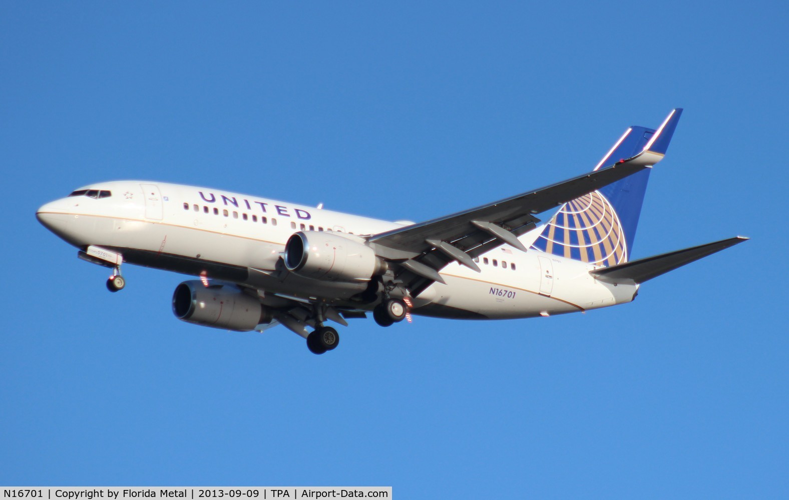 N16701, 1998 Boeing 737-724 C/N 28762, United 737-700