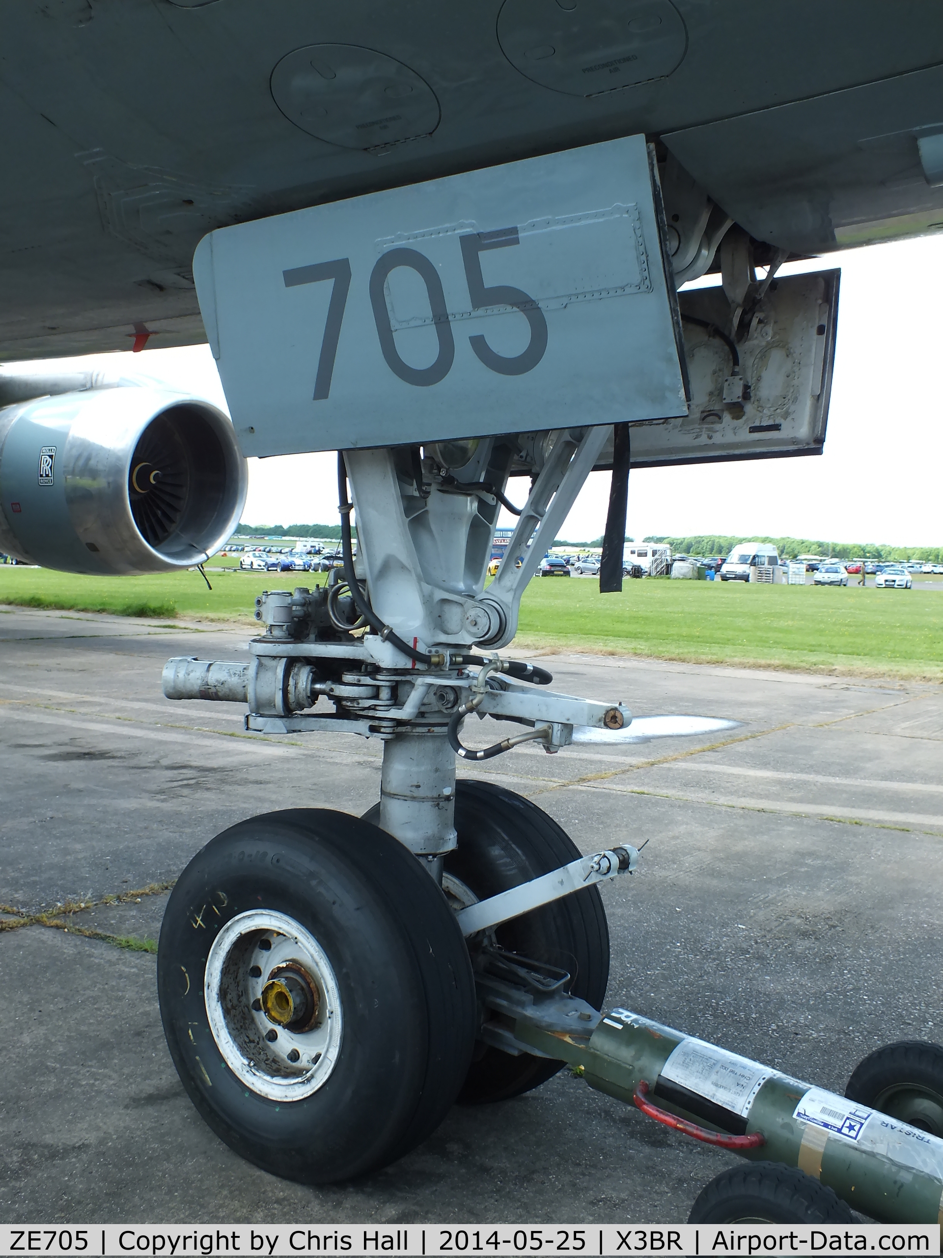 ZE705, Lockheed L-1011-385-3 TriStar C2 (500) C/N 193Y-1188, nose gear