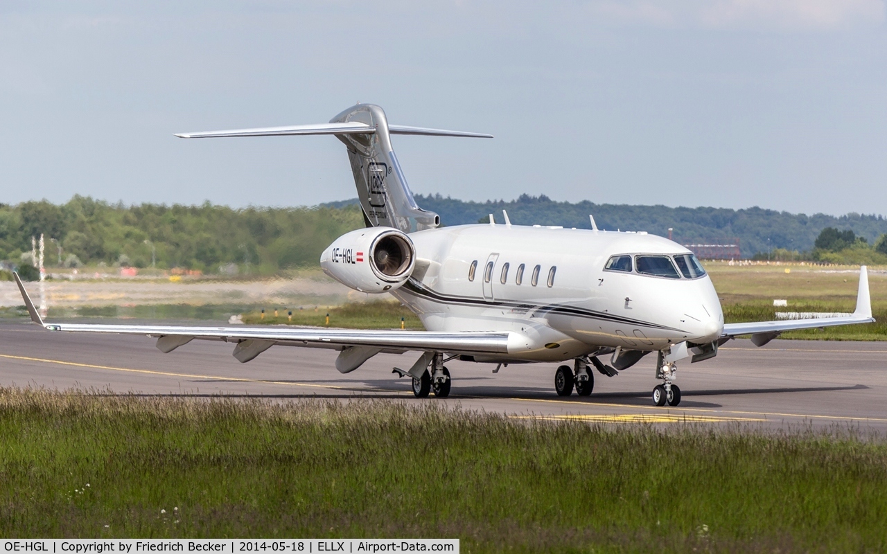 OE-HGL, 2011 Bombardier Challenger 300 (BD-100-1A10) C/N 20335, taxying to the active, RW06