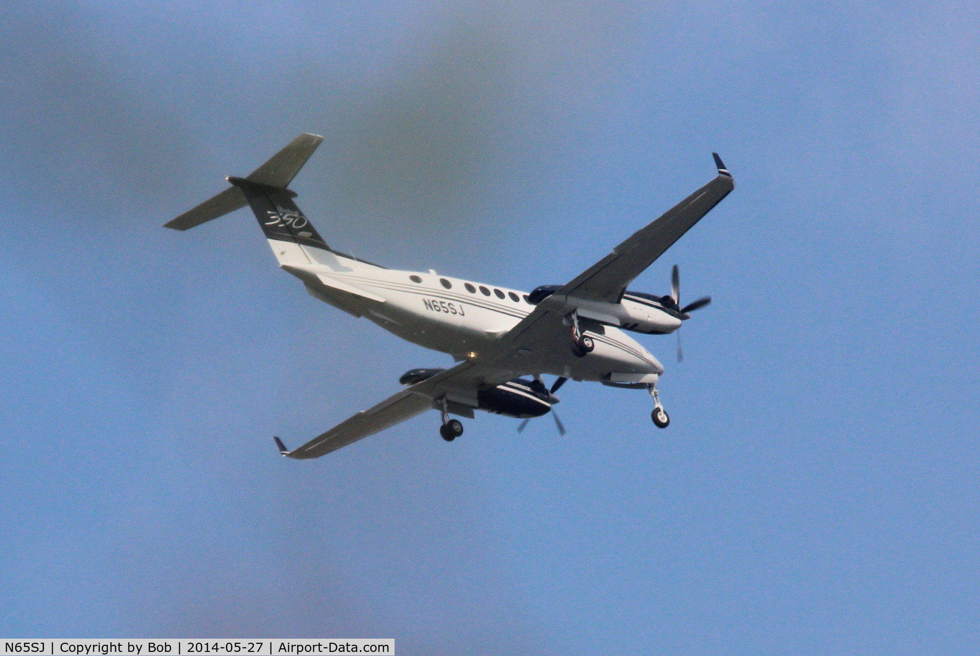 N65SJ, Hawker Beechcraft 350 King Air (B300) C/N FL-636, Downwind approach to Buttonville airport 27 May 2014