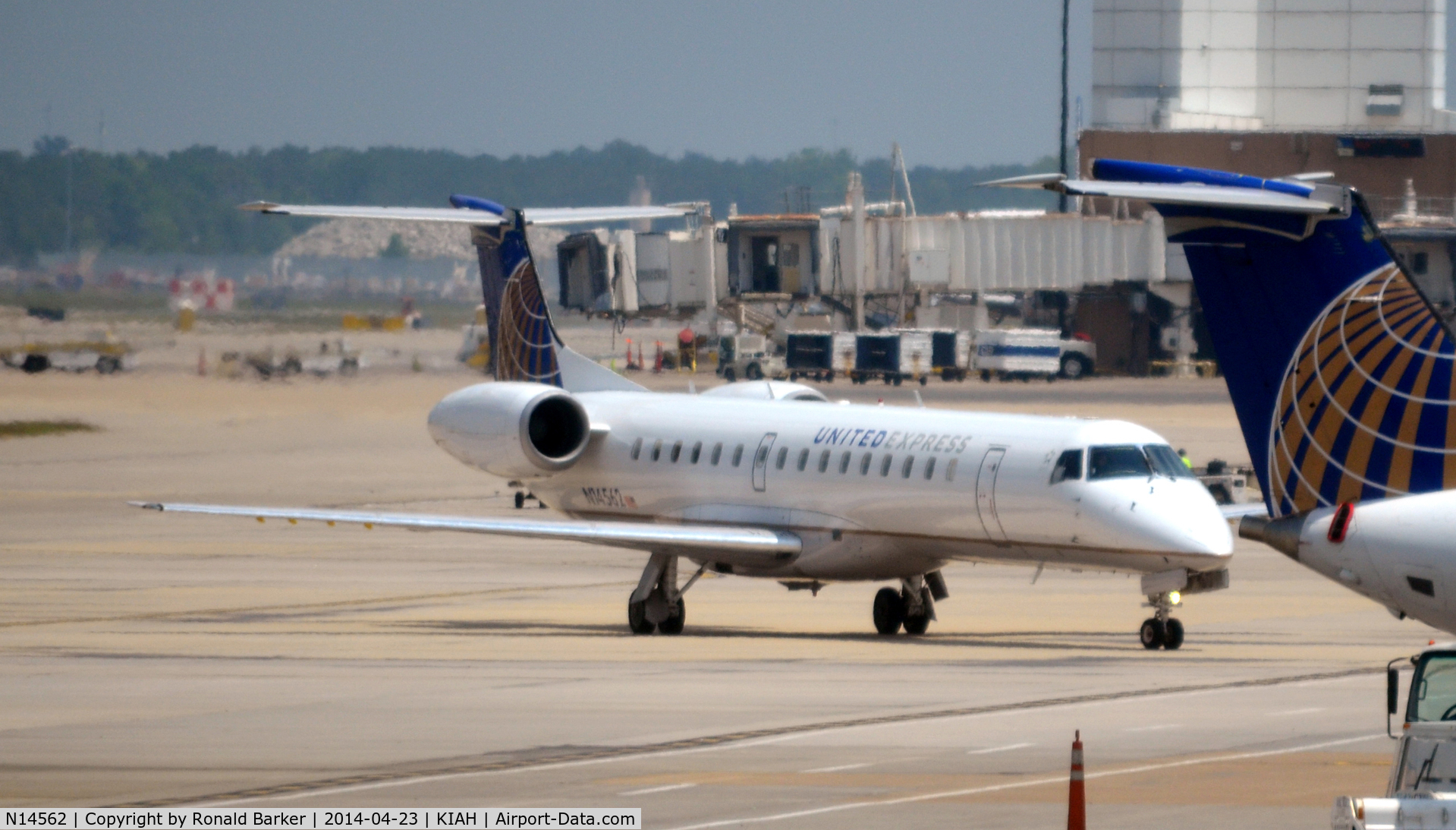 N14562, 2002 Embraer ERJ-145LR (EMB-145LR) C/N 145611, Taxi Houston