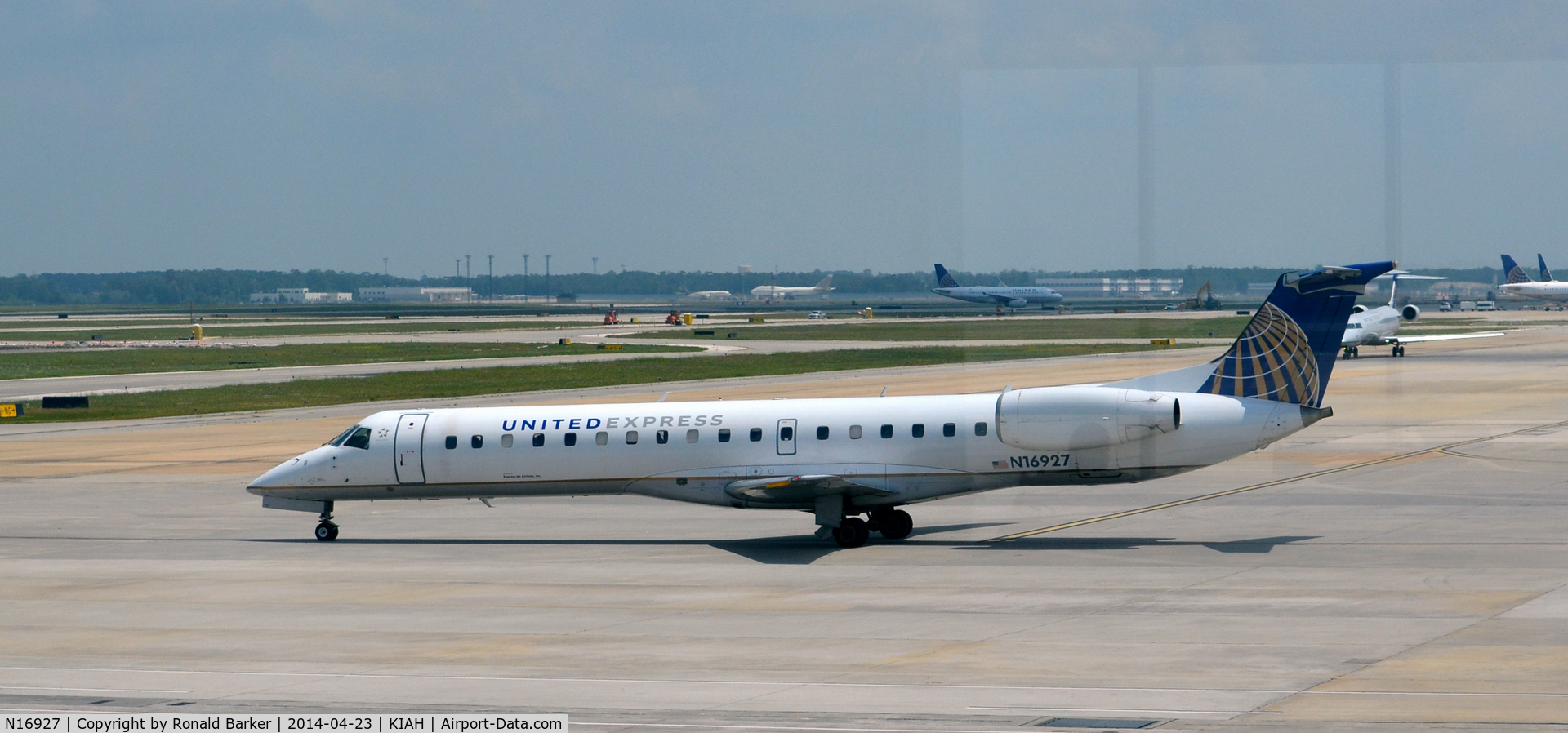N16927, 1996 Embraer EMB-145EP (ERJ-145EP) C/N 145006, Taxi Houston
