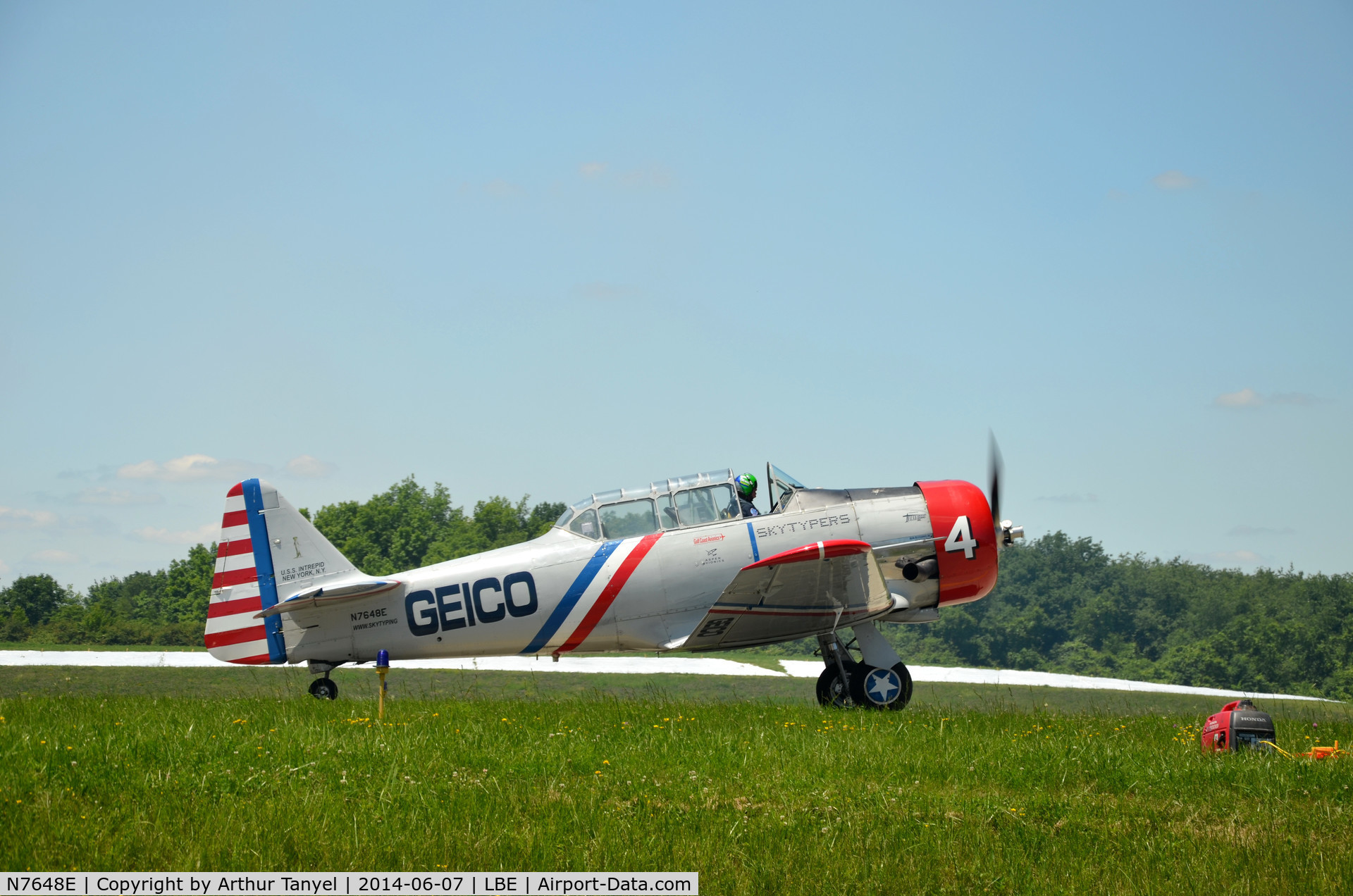 N7648E, 1942 North American SNJ-3 Texan C/N 78-6987, Taxiing after landing @ the Westmoreland County Airshow