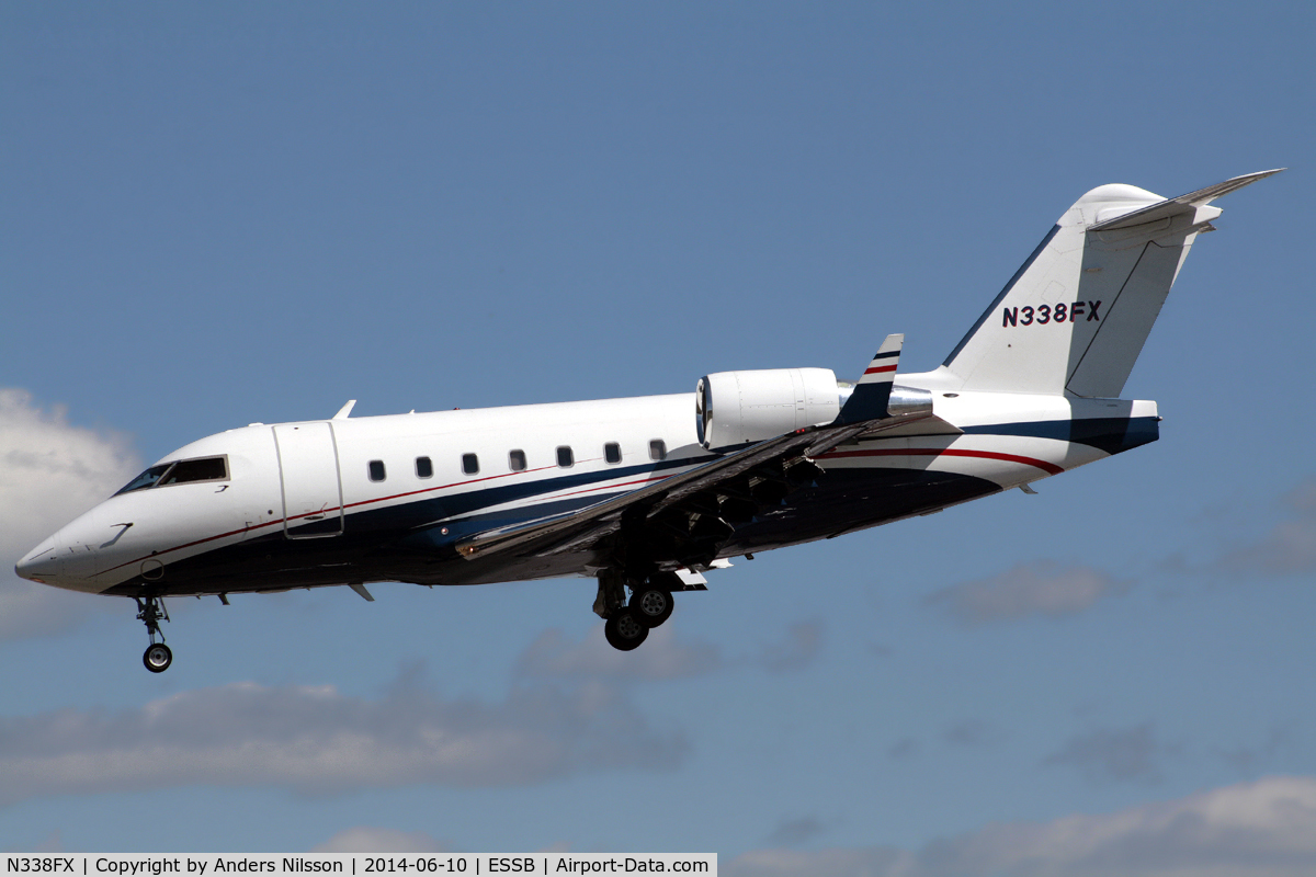 N338FX, 2006 Bombardier Challenger 604 (CL-600-2B16) C/N 5656, On short final for runway 30.