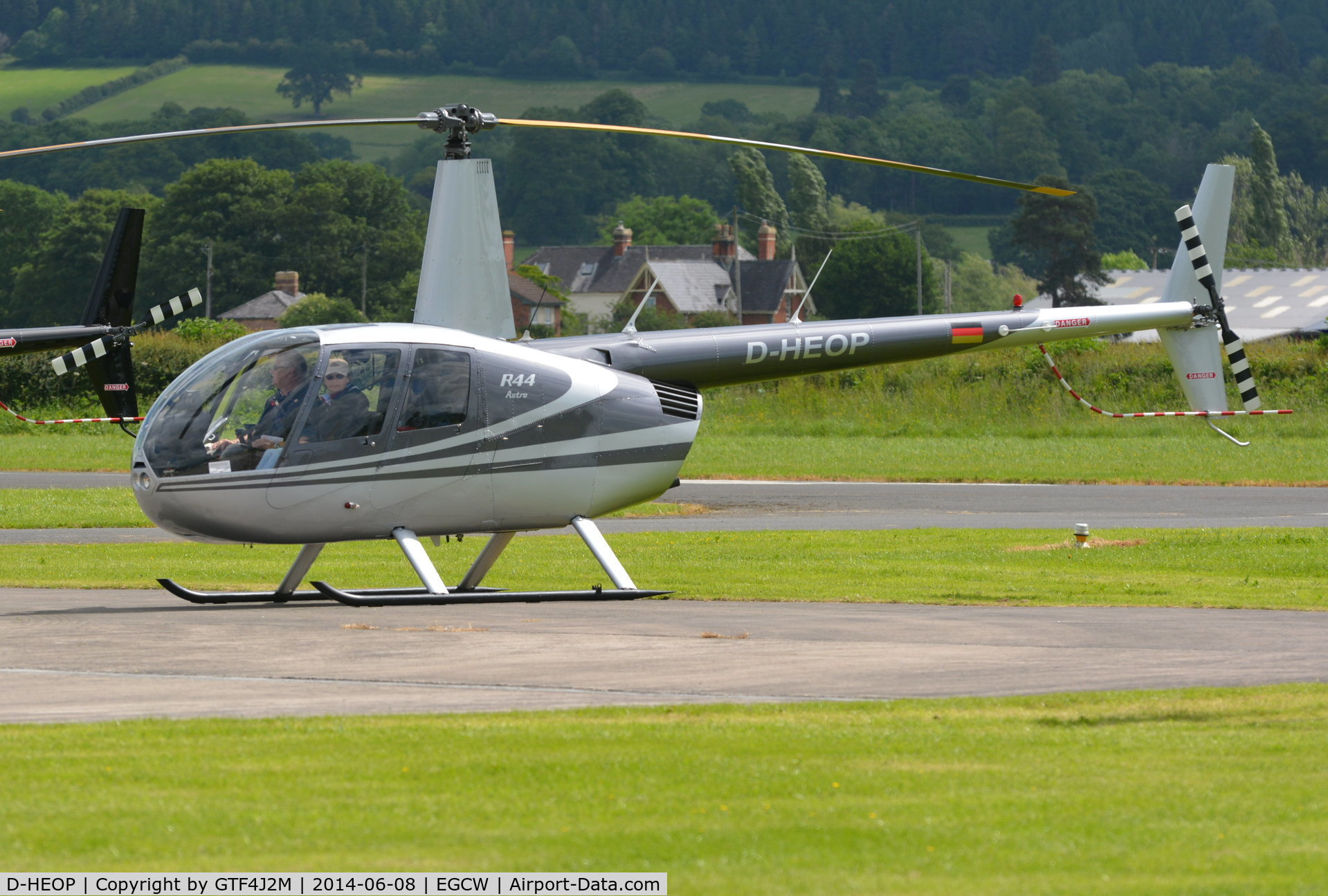 D-HEOP, Robinson R44 C/N 0008, D-HEOP at Welshpool 8.6.14