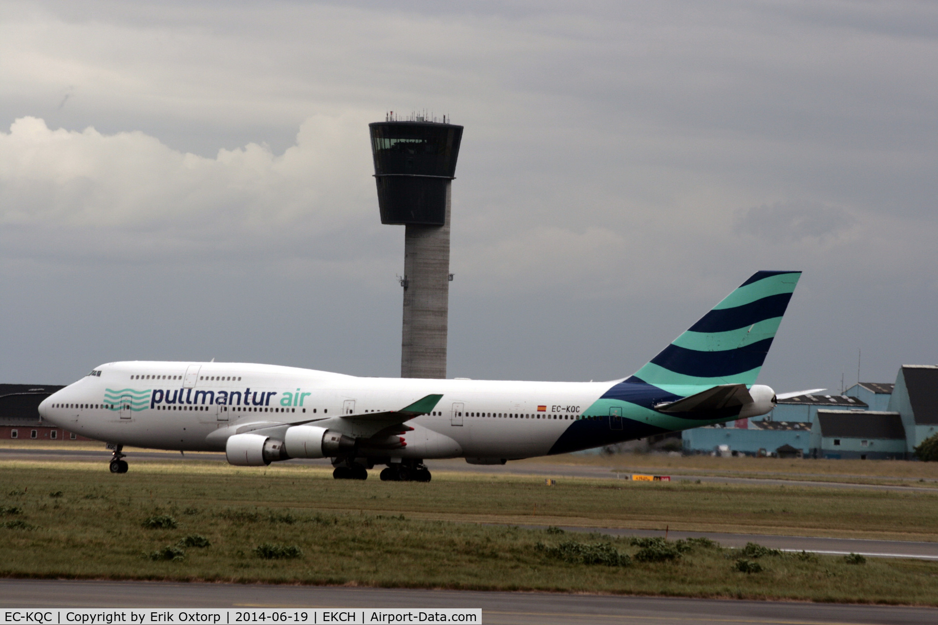 EC-KQC, 1994 Boeing 747-412 C/N 26549, EC-KQC arriving on rw 22L