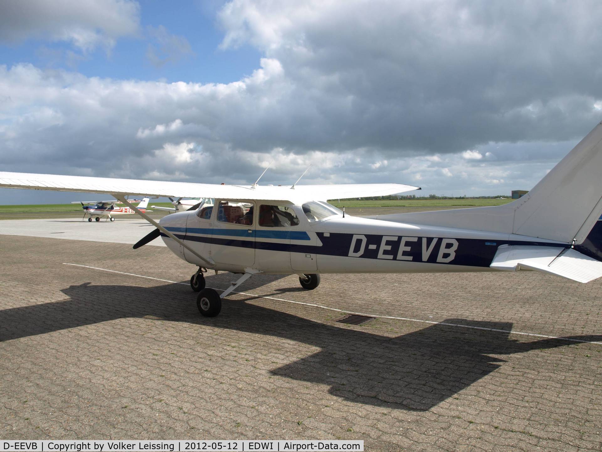 D-EEVB, 1975 Reims F172M Skyhawk C/N 1209, parking