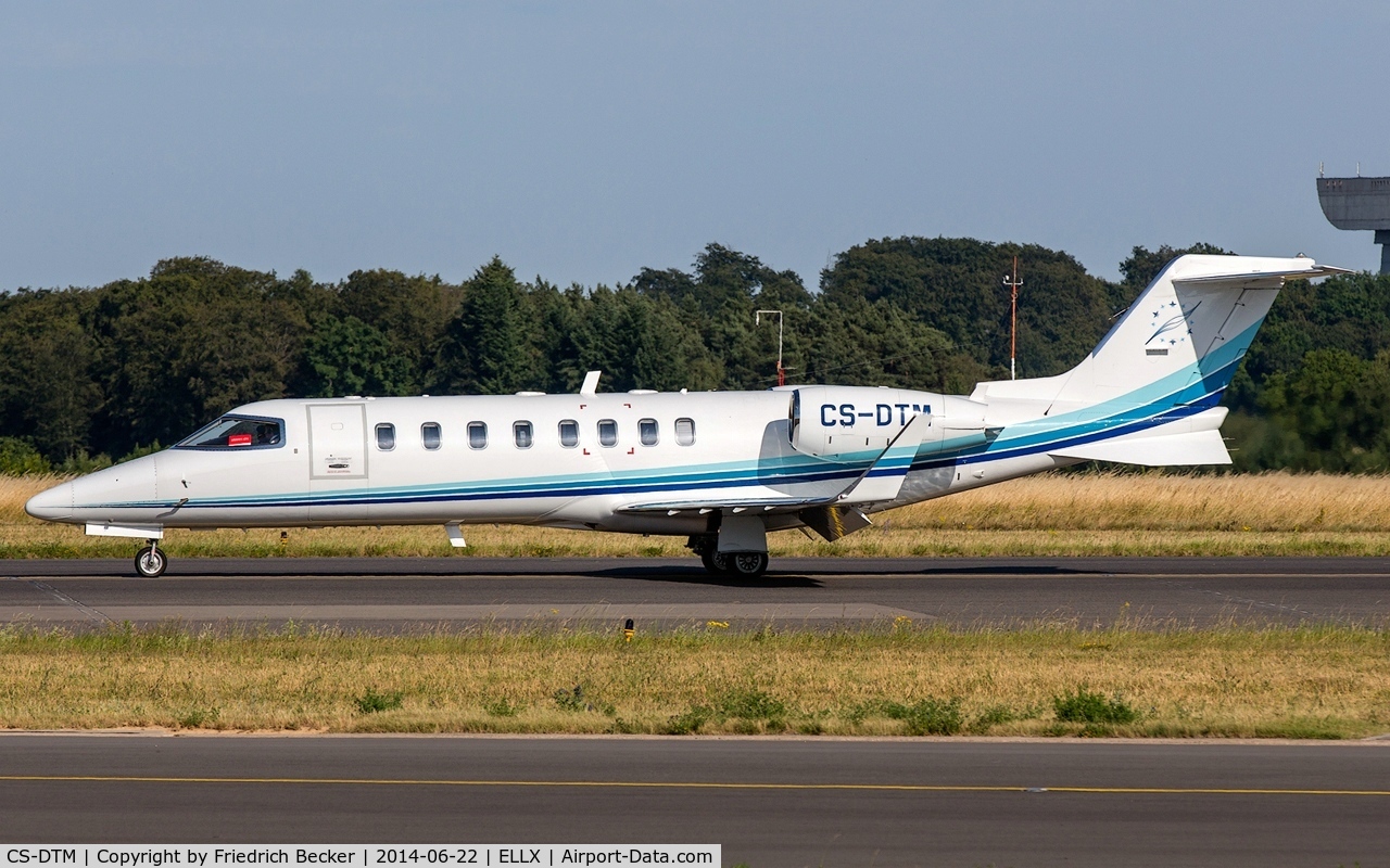 CS-DTM, 2005 Learjet 45 C/N 45-286, taxying to the apron