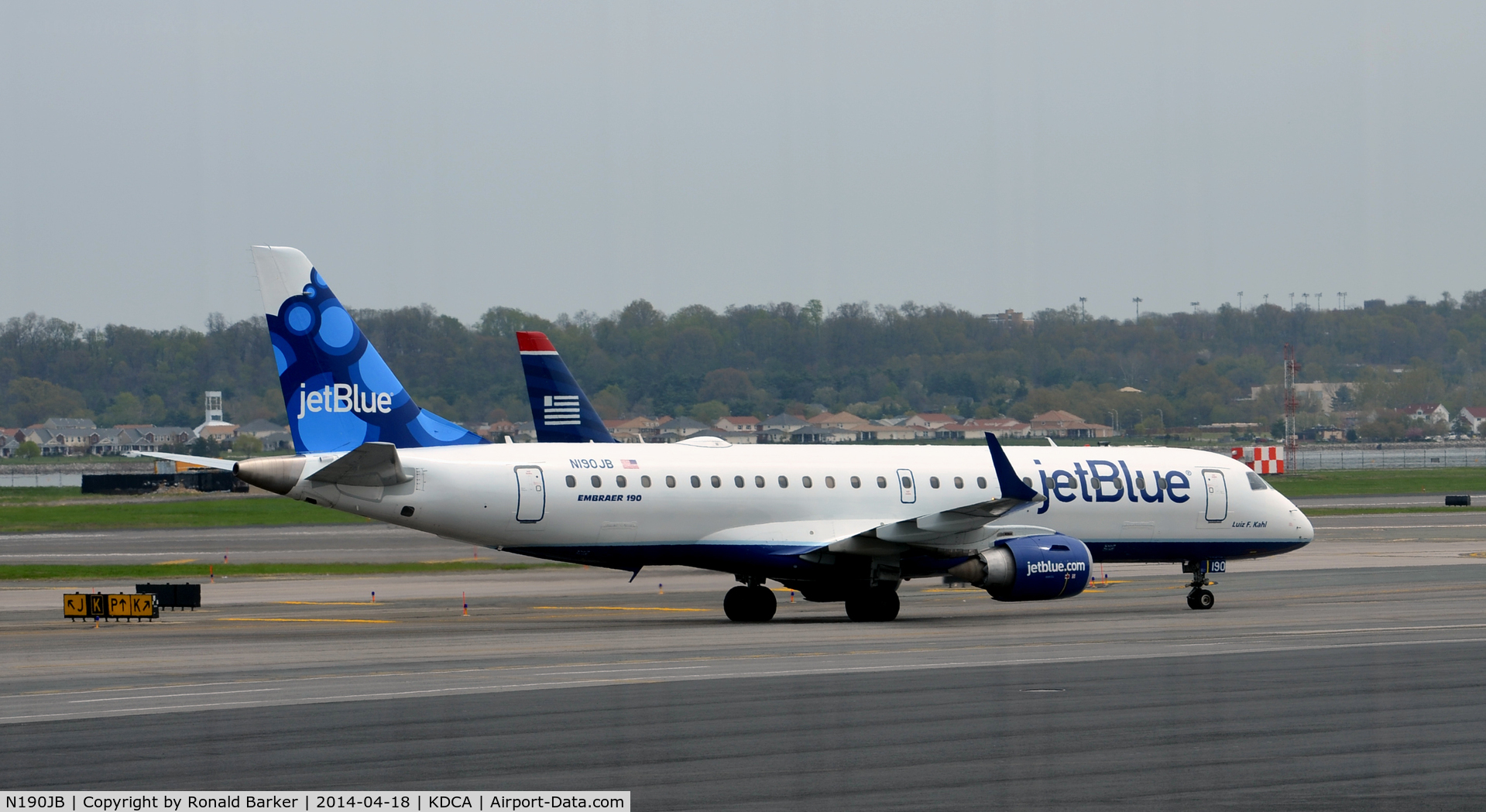 N190JB, 2005 Embraer 190AR (ERJ-190-100IGW) C/N 19000011, Taxi to parking National Airport