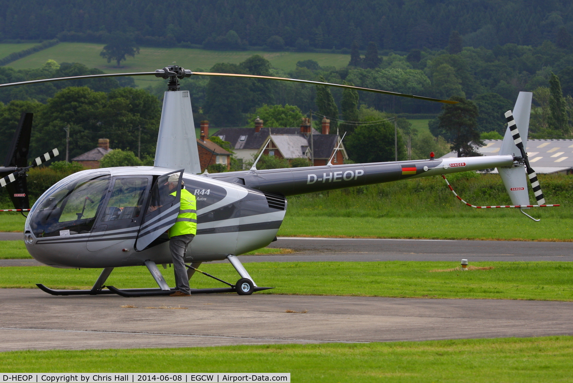 D-HEOP, Robinson R44 C/N 0008, visitor at Welshpool