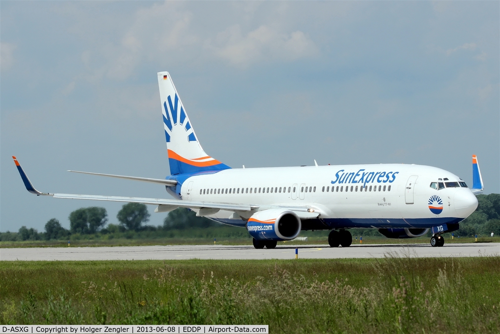 D-ASXG, 2002 Boeing 737-8CX C/N 32366, Taxi to holding point 26R....