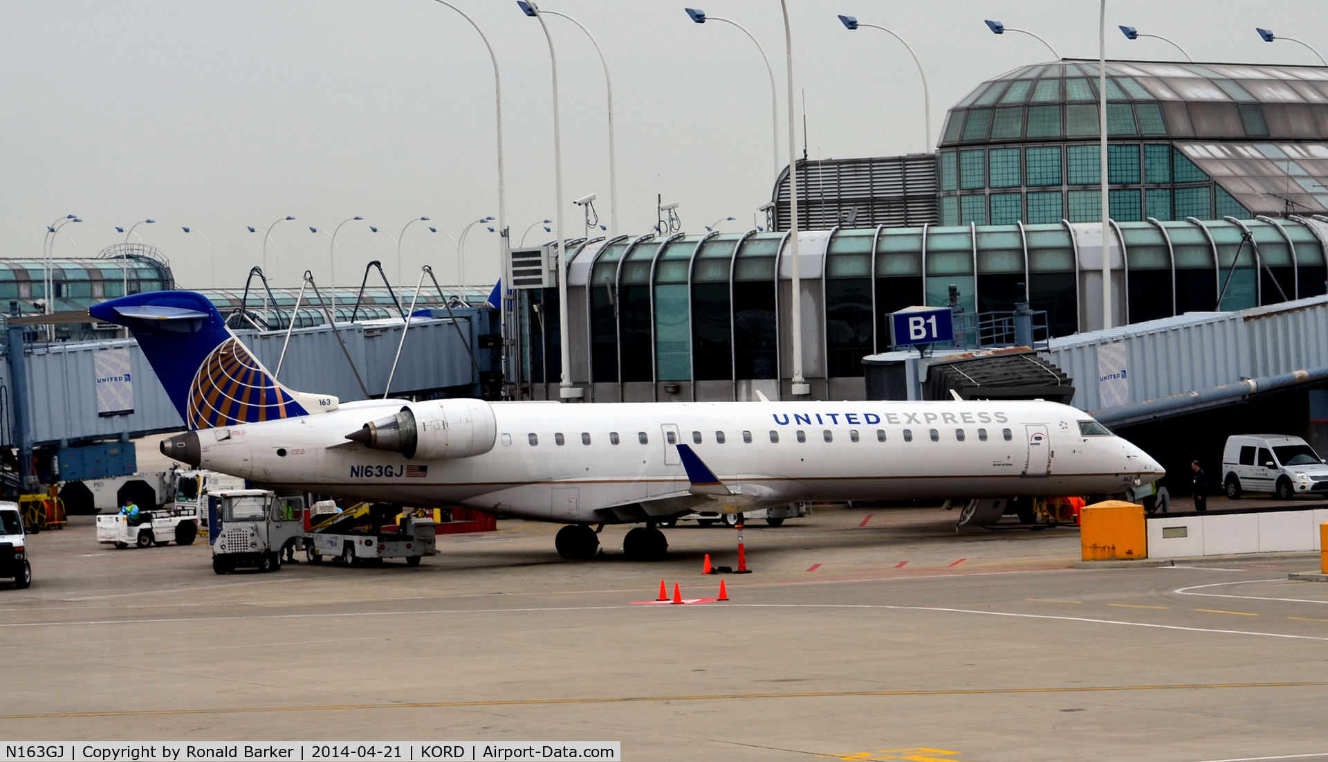 N163GJ, 2006 Bombardier CRJ-702 (CL-600-2C10) Regional Jet C/N 10255, Gate B1 O'Hare