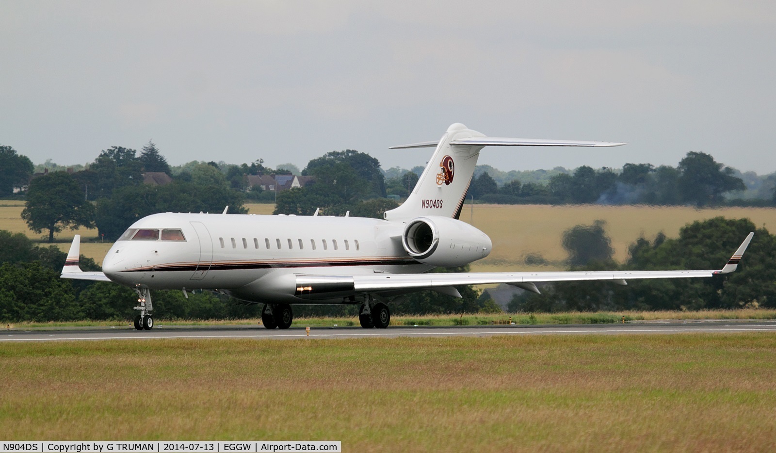 N904DS, 2002 Bombardier BD-700-1A10 Global Express C/N 9118, Departing Luton on a humid, hazy day