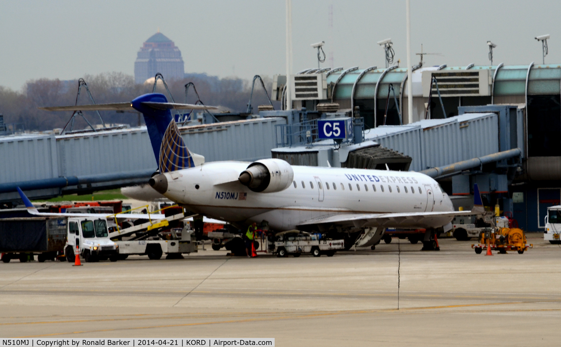 N510MJ, 2003 Bombardier CRJ-700 (CL-600-2C10) Regional Jet C/N 10101, Gate C5 O'Hare