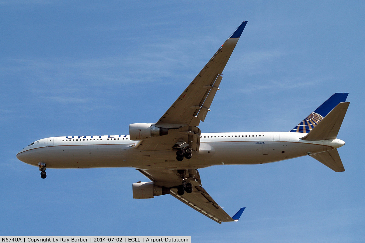 N674UA, 2000 Boeing 767-322 C/N 29242, Boeing 767-322ER [29242] (United Airlines) Home~G 02/07/2014. On approach 27R.
