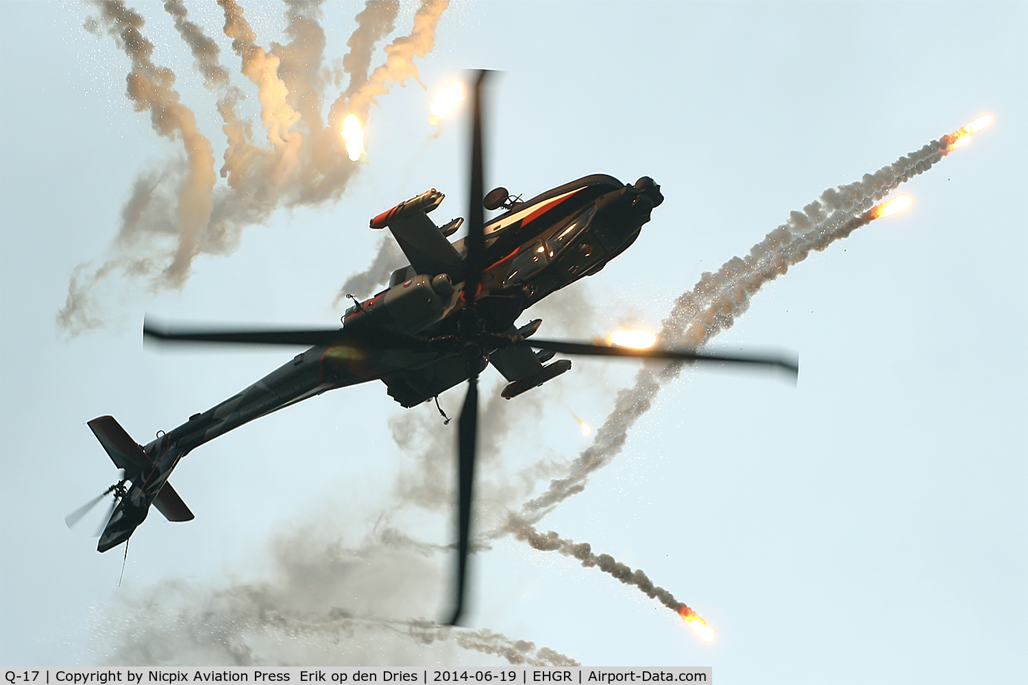 Q-17, 1998 Boeing AH-64DN Apache C/N DN017, Netherlands AF AH-64D Q-17 deploying flares