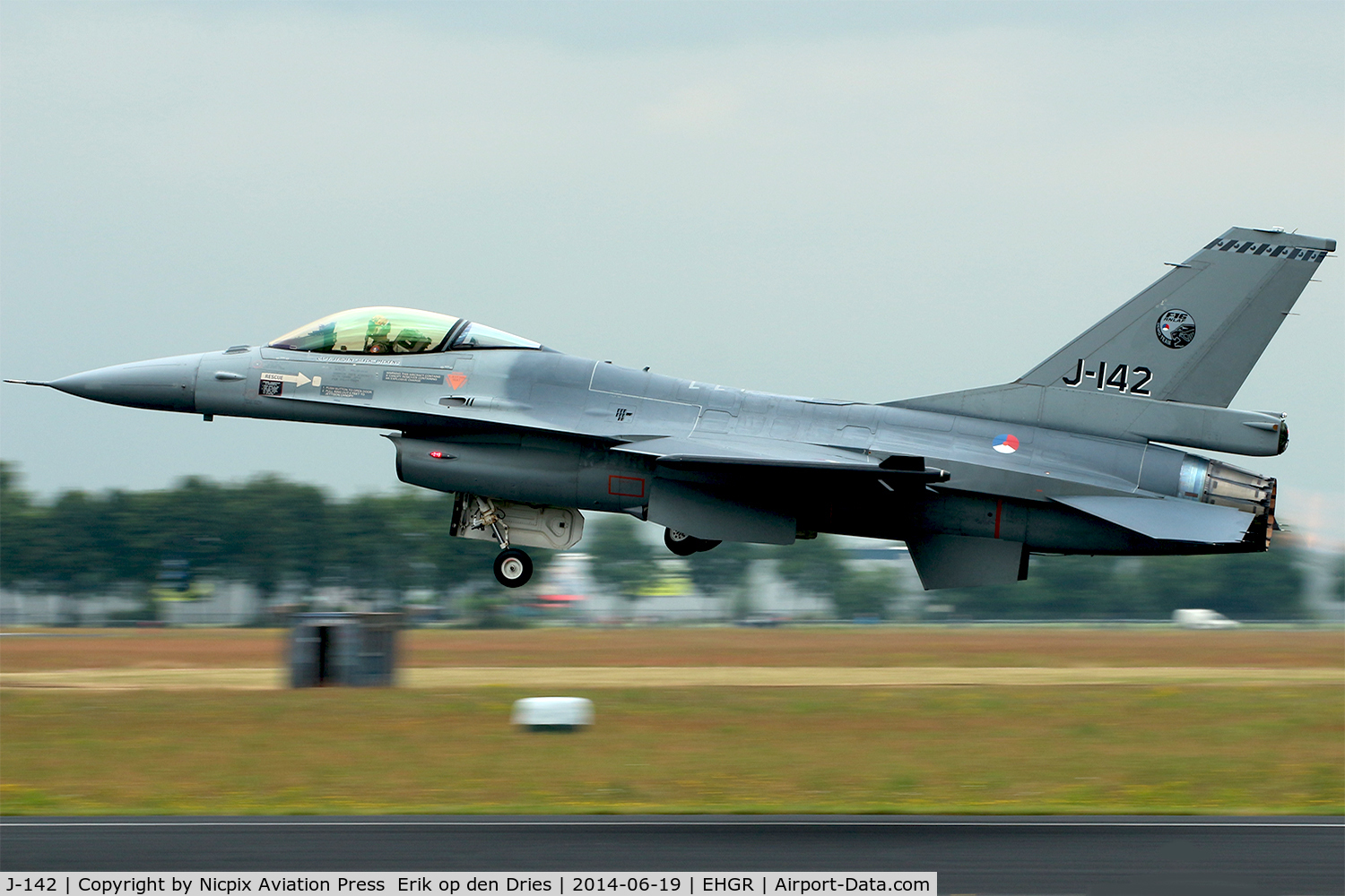 J-142, General Dynamics F-16AM Fighting Falcon C/N 6D-132, J-142 has the Netherlands AF Solo-Display badge applied