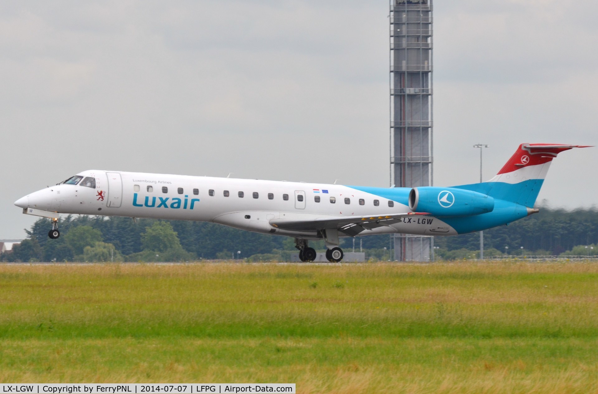 LX-LGW, 1999 Embraer EMB-145LU (ERJ-145LU) C/N 145135, Luxair EMB145 landing after its short hop from LUX