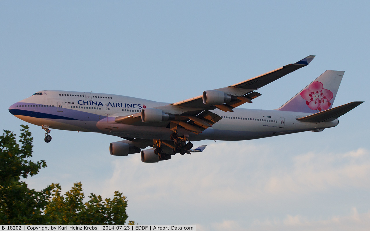 B-18202, 1997 Boeing 747-409 C/N 28710, on final RWY 07R