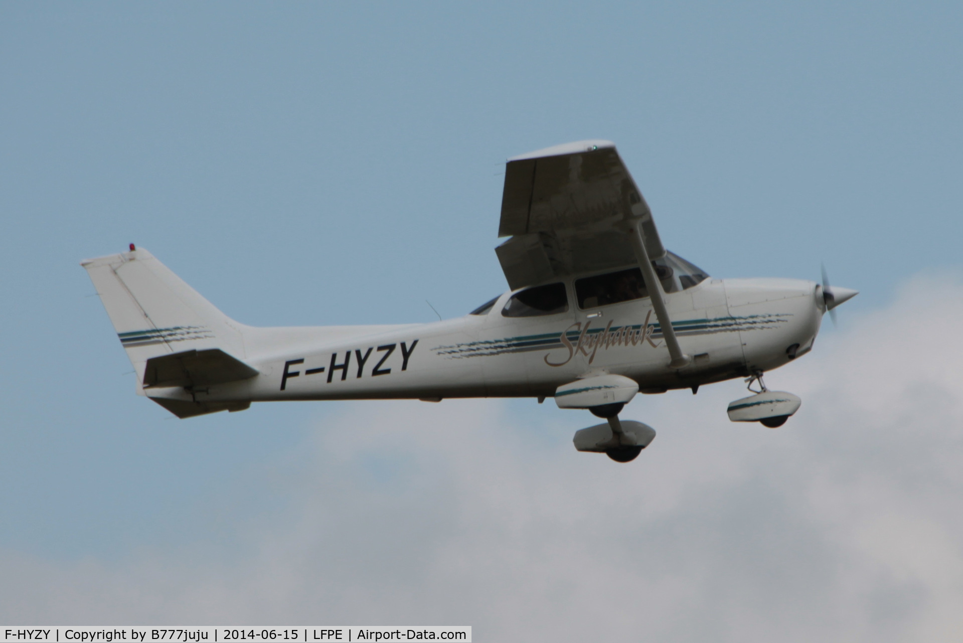 F-HYZY, 1998 Cessna 172R C/N 17280419, at Meaux