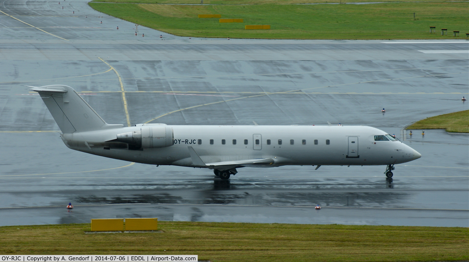 OY-RJC, 1993 Canadair CRJ-100LR (CL-600-2B19) C/N 7015, Cimber AS (all white / untitled), is here on the taxiway at Düsseldorf Int'l(EDDL)