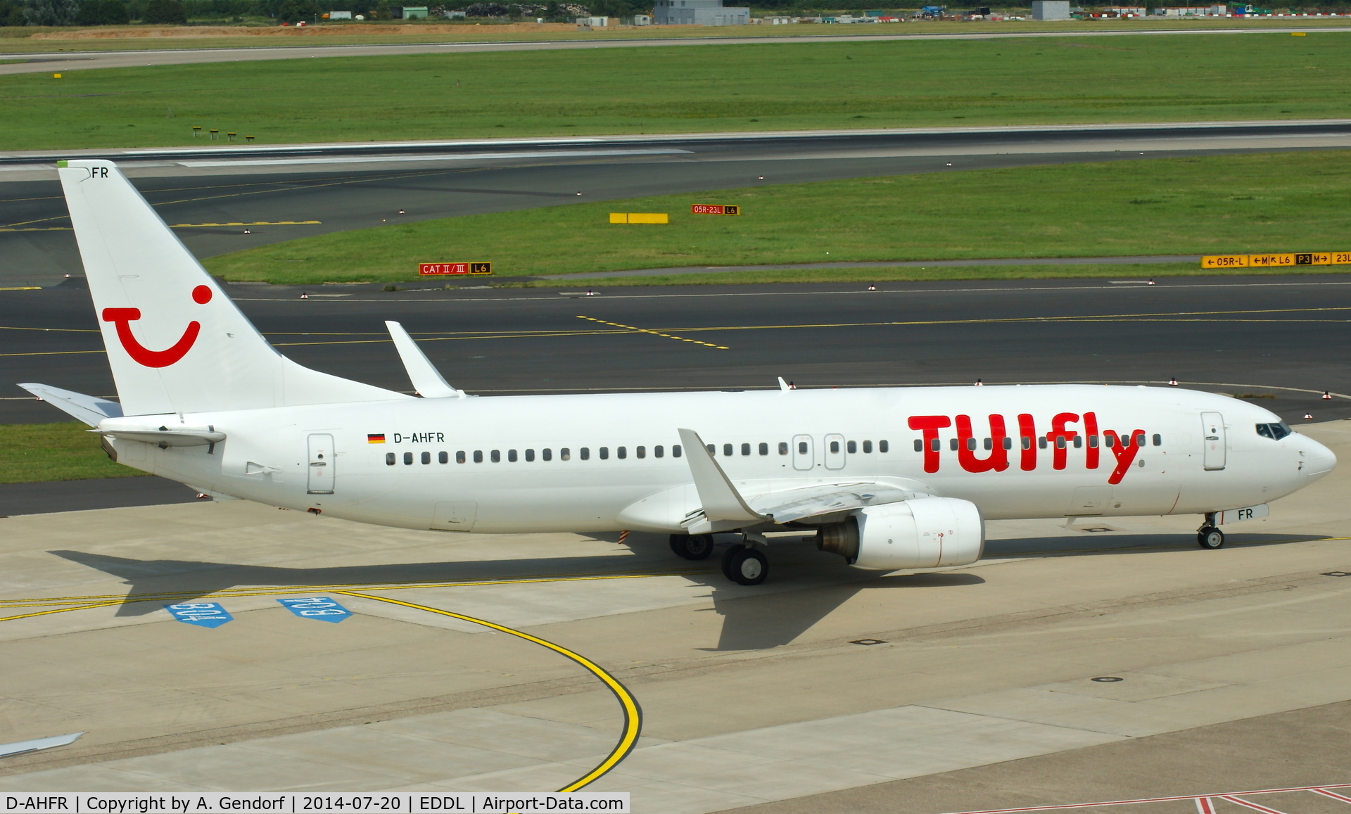 D-AHFR, 2000 Boeing 737-8K5 C/N 30593, TUifly, is here on the apron at Düsseldorf Int'l(EDDL)