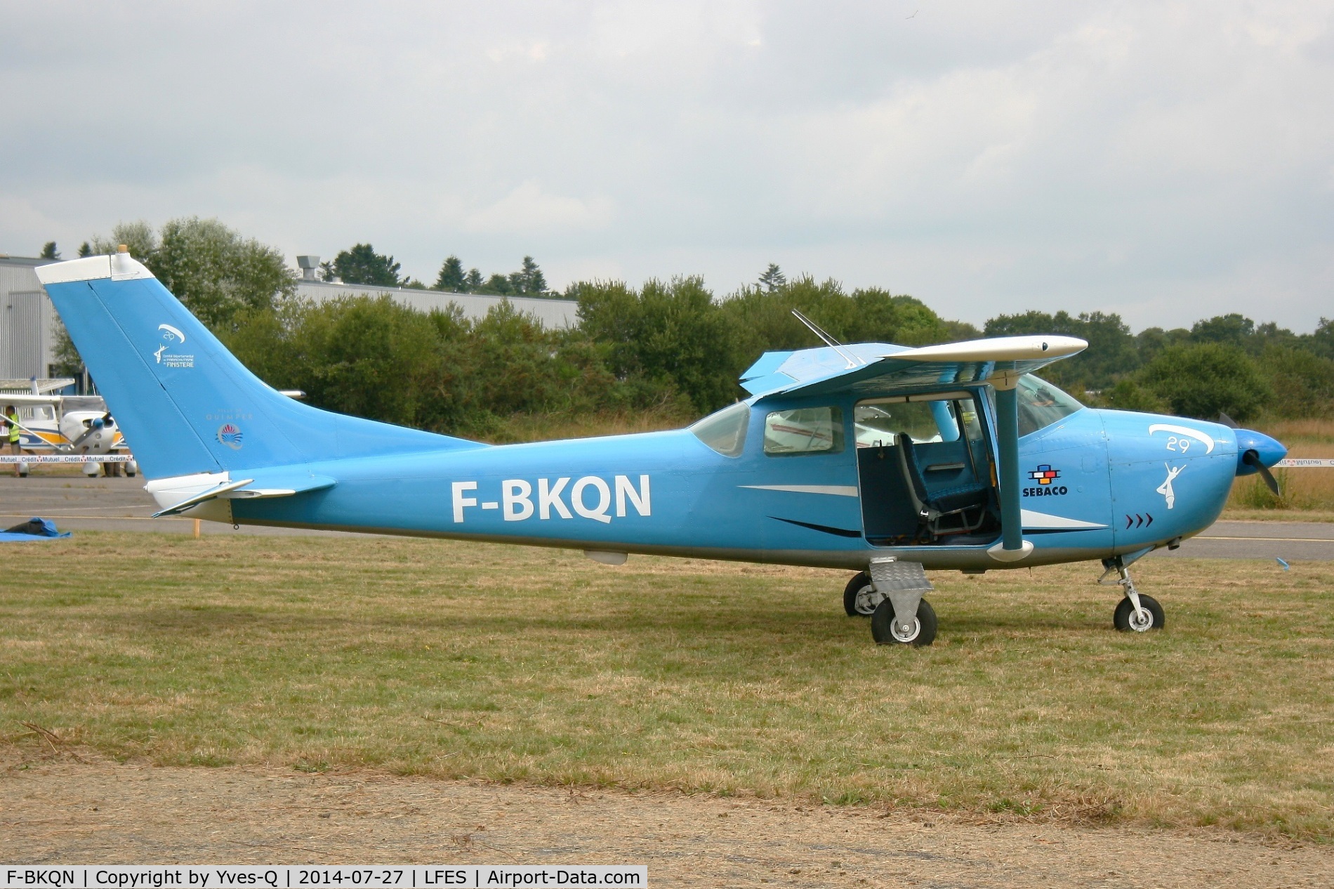 F-BKQN, Cessna 182F Skylane C/N 18254493, Cessna 182F Skylane, used as parachutists transport, Guiscriff airfield (LFES) open day 2014