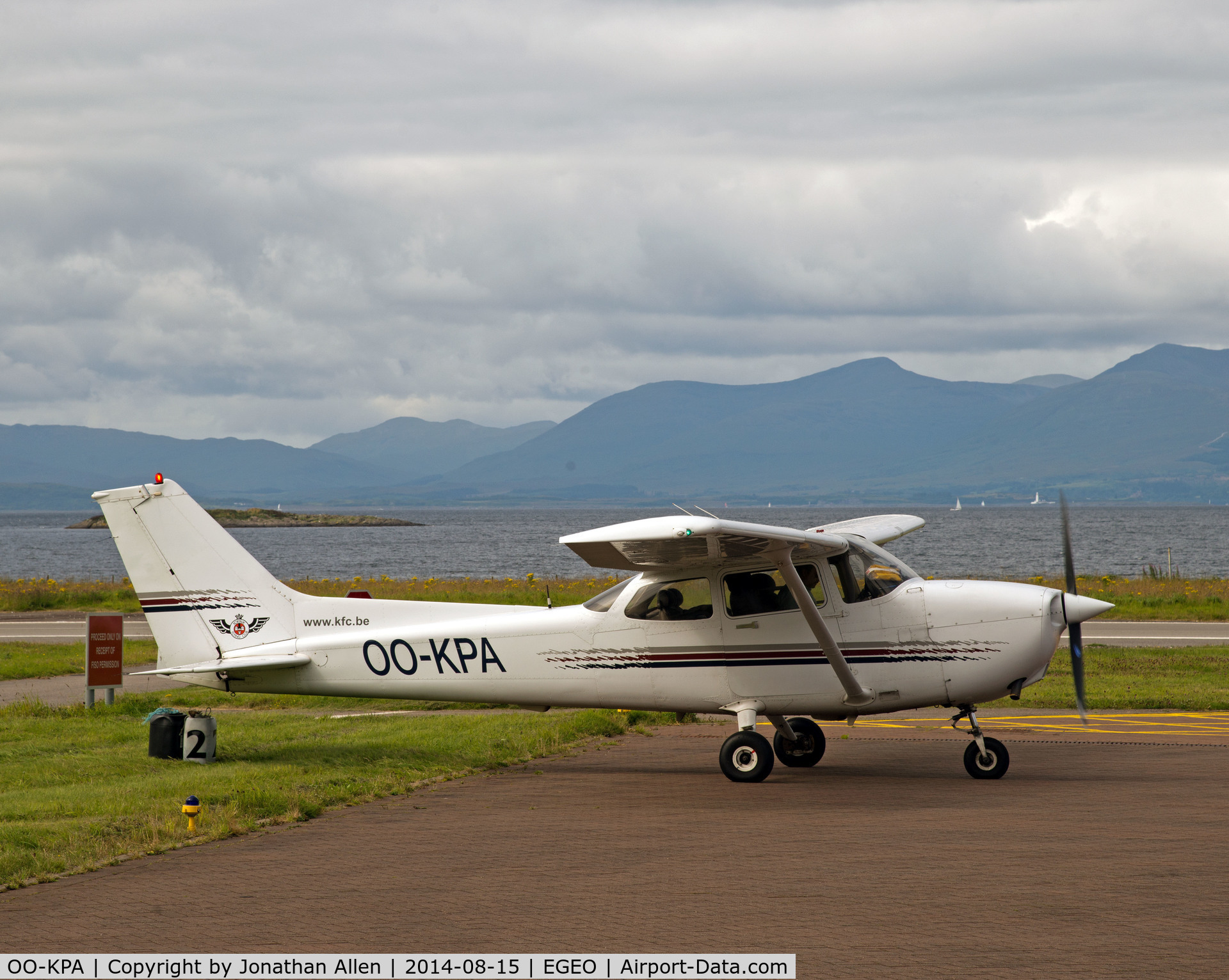 OO-KPA, 1998 Cessna 172R C/N 17280521, Getting ready to depart from Oban Airport.