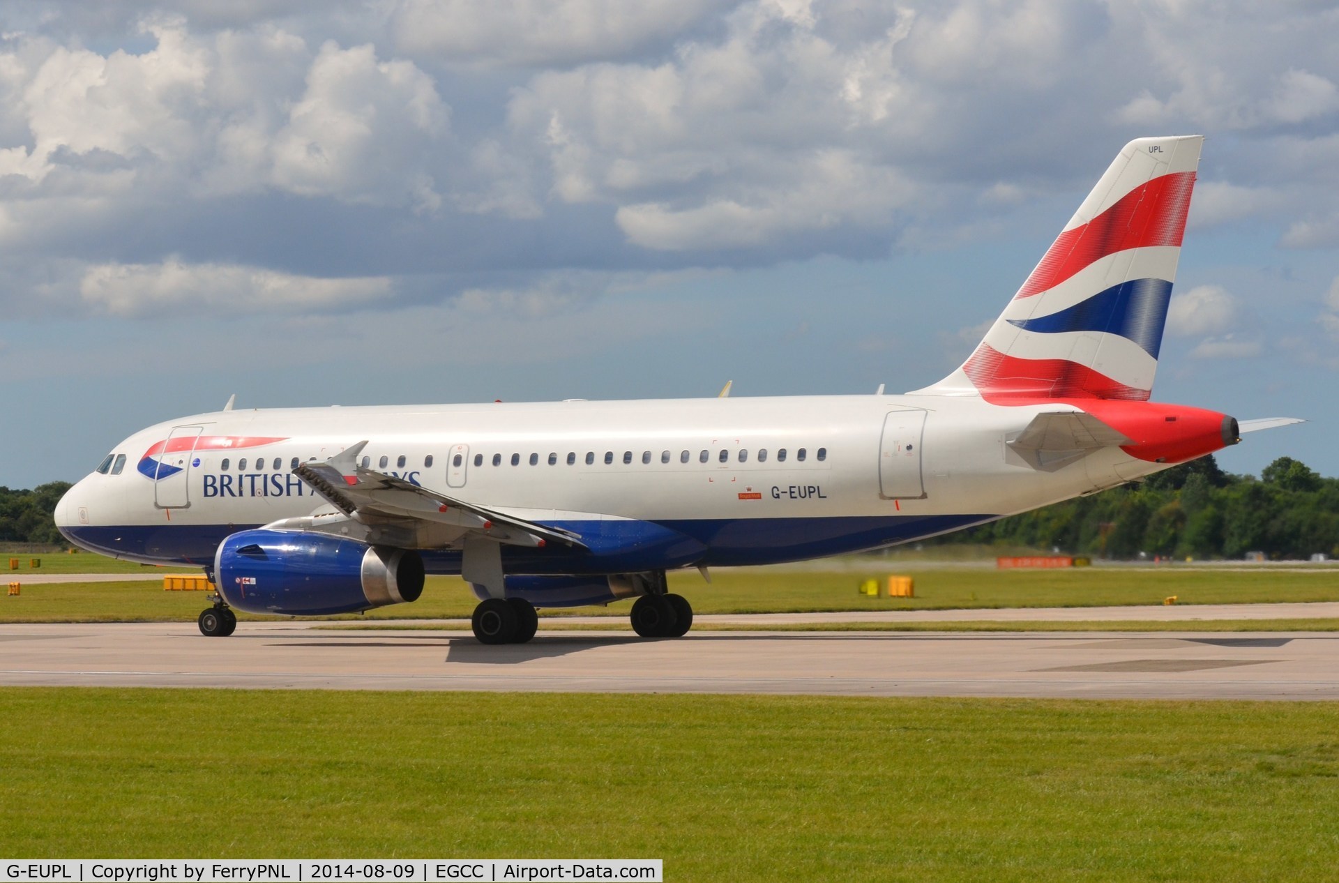 G-EUPL, 2000 Airbus A319-131 C/N 1239, BA A320 lined-up
