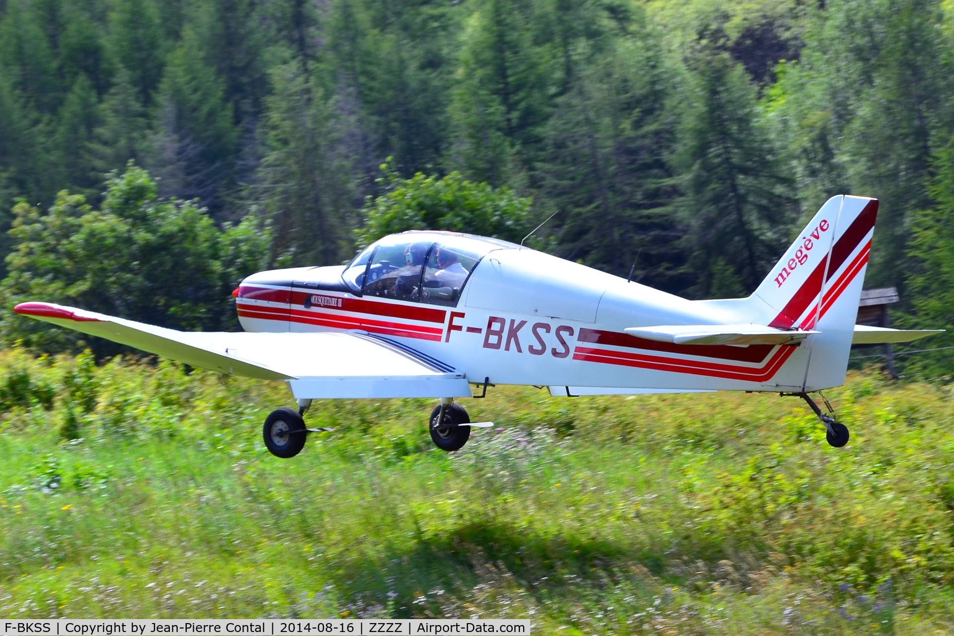 F-BKSS, SAN Jodel D-140C Mousquetaire III C/N 107, Landing with a 15 kt tailwind, slope = 8.5% ascending.