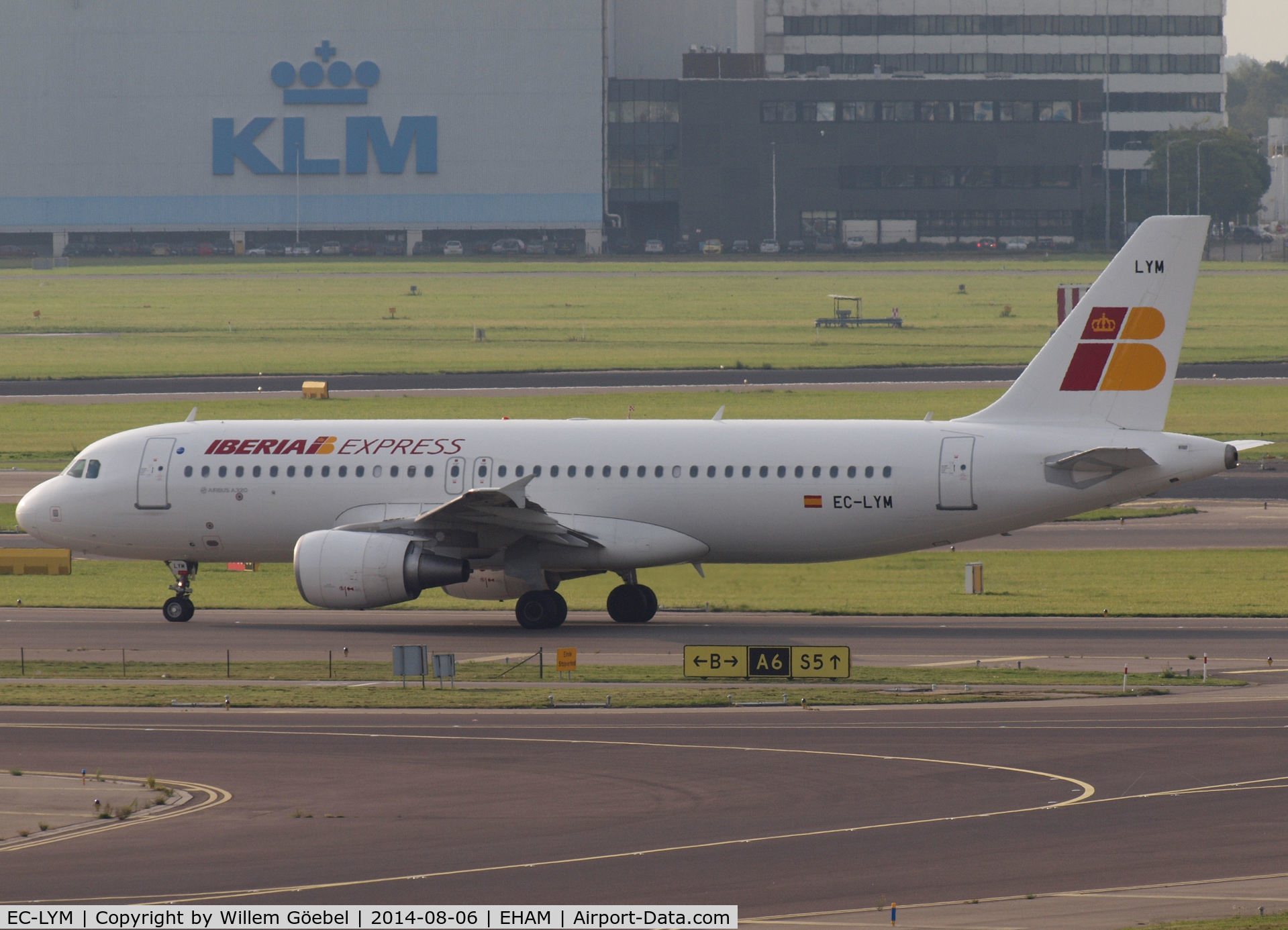 EC-LYM, 2013 Airbus A320-216 C/N 5815, Taxi to the runway of Schiphol Airport