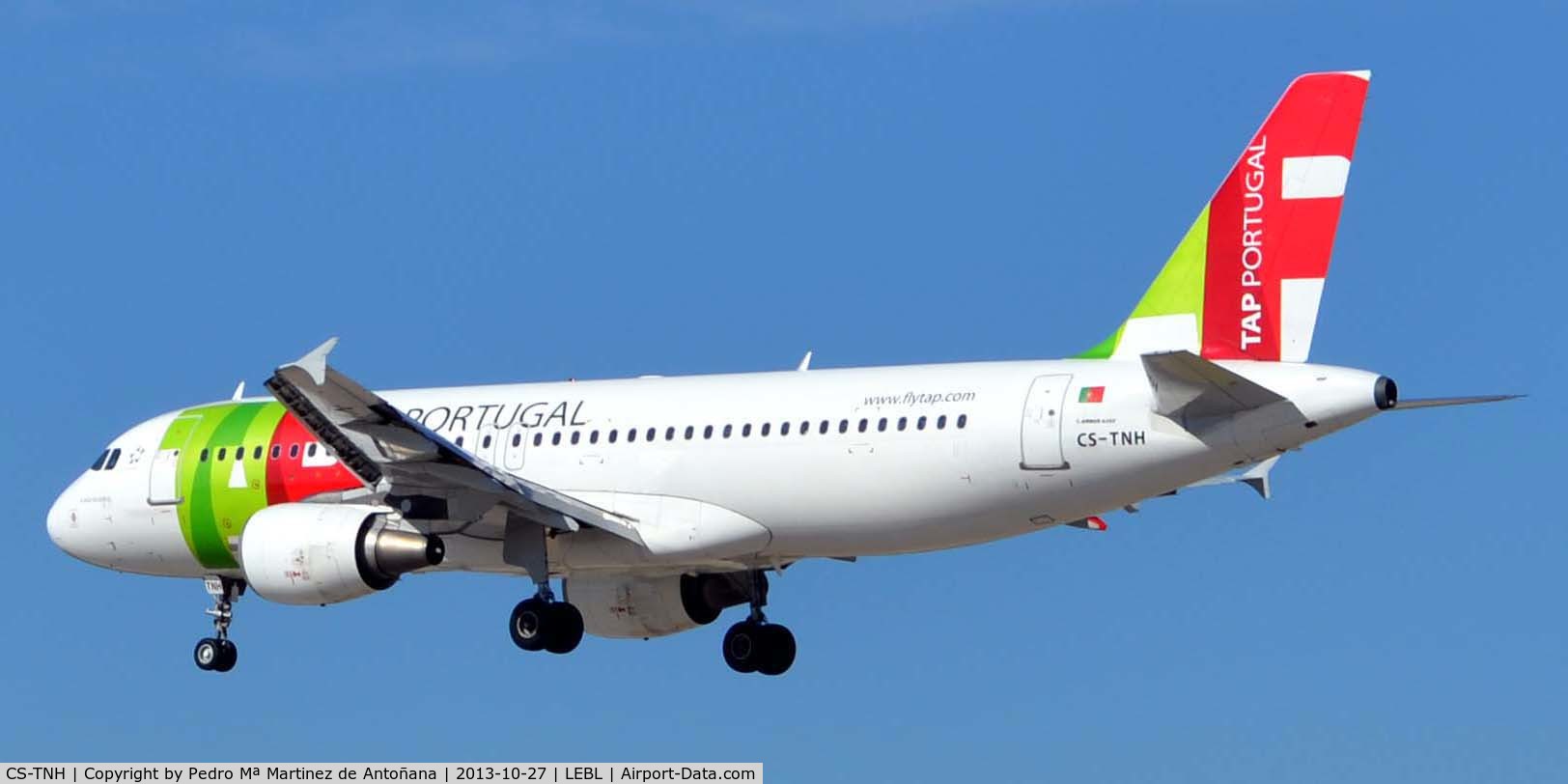 CS-TNH, 1999 Airbus A320-214 C/N 0960, Aeropuerto El Prat Barcelona
Nombre: - Almada Negreiros