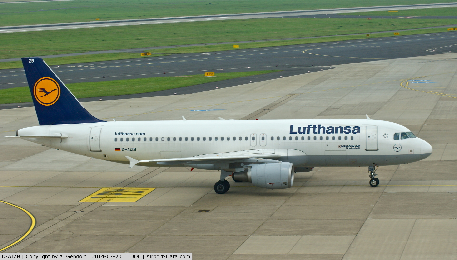 D-AIZB, 2009 Airbus A320-214 C/N 4120, Lufthansa, is here reaching the gate at Düsseldorf Int'l(EDDL)