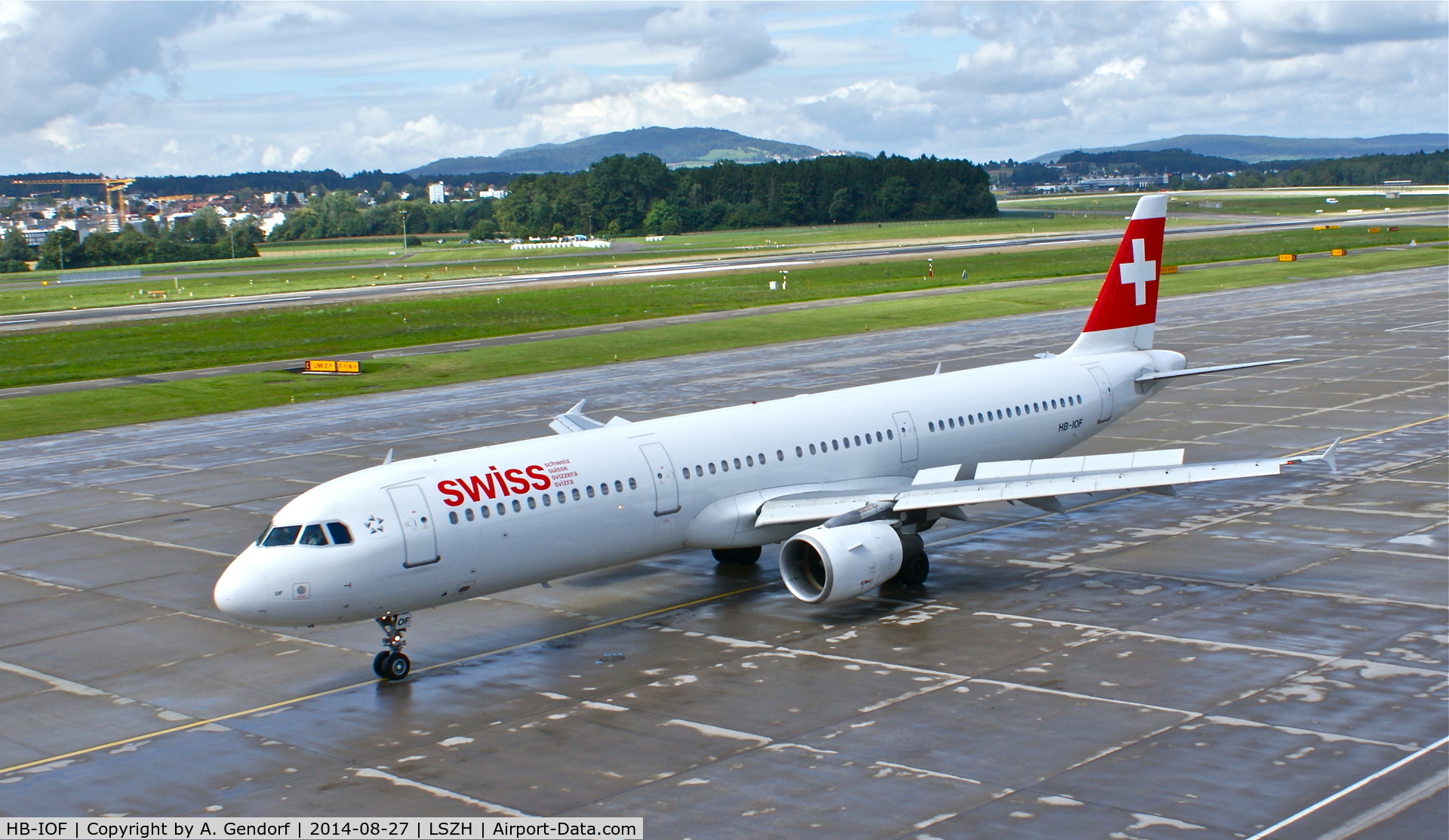 HB-IOF, 1995 Airbus A321-111 C/N 541, Swiss, is here taxiing to the gate at Zürich-Kloten(LSZH)