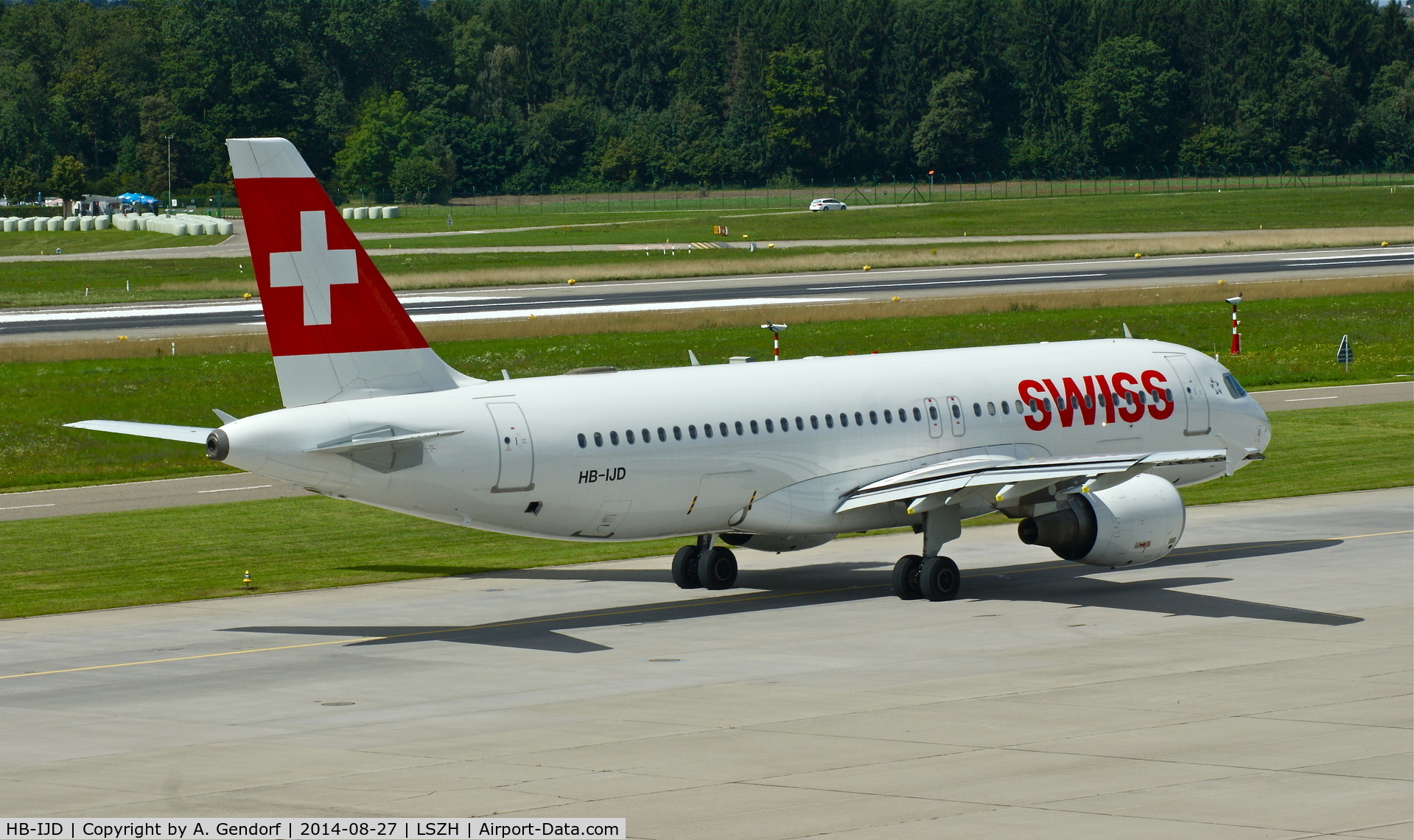 HB-IJD, 1995 Airbus A320-214 C/N 553, Swiss, is here on the taxiway at Zürich-Kloten(LSZH)