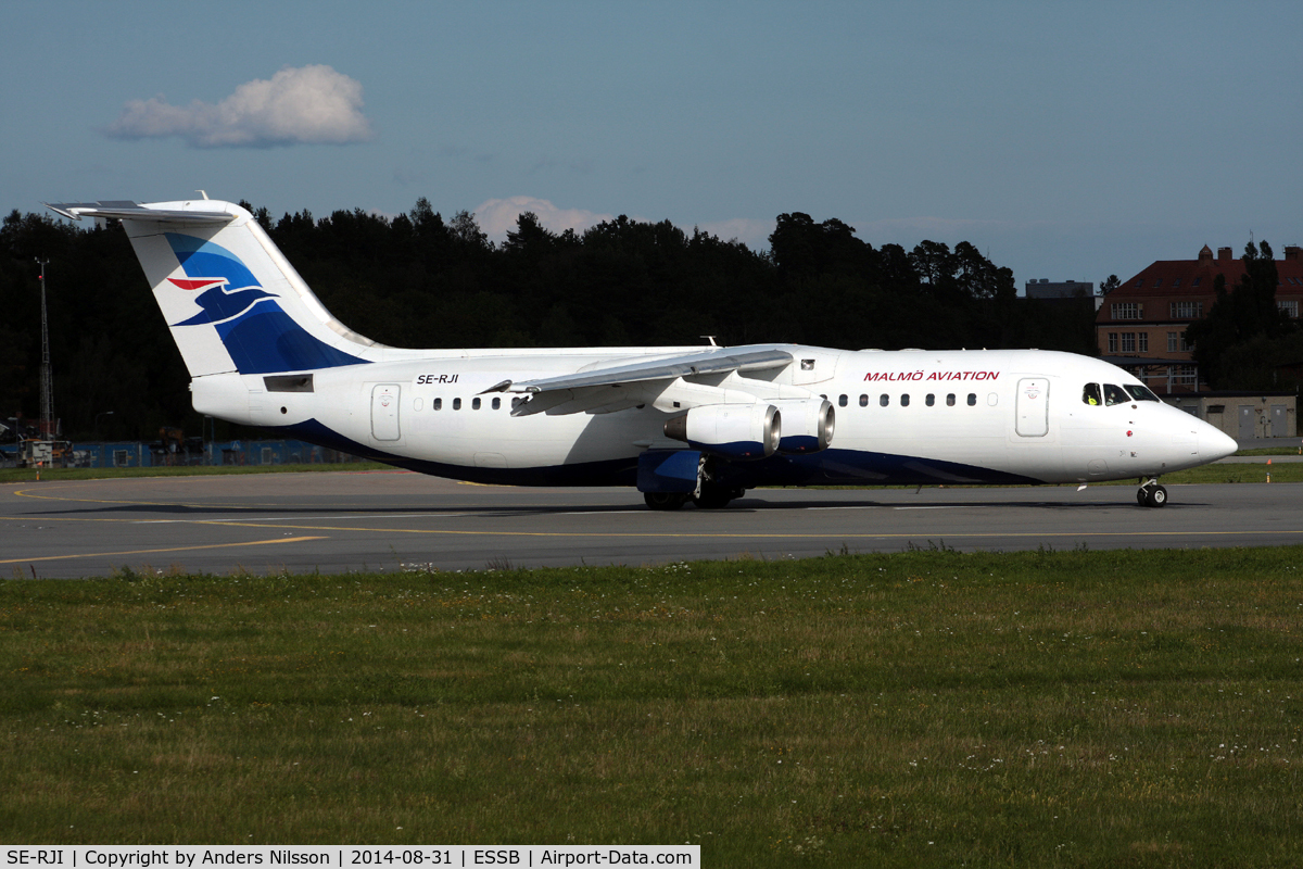 SE-RJI, 1999 British Aerospace Avro 146-RJ100 C/N E3357, Lining up runway 12.