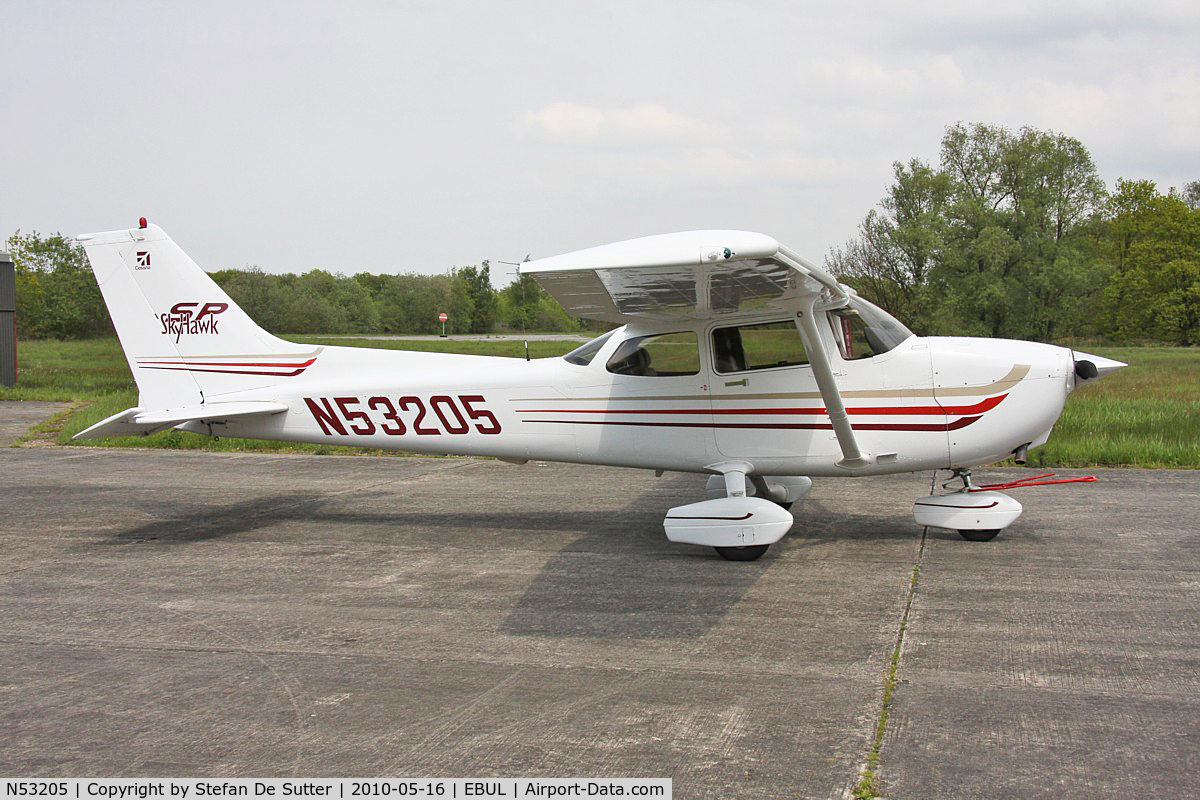 N53205, Cessna 172S C/N 172S9307, Parked in front of hangar7.