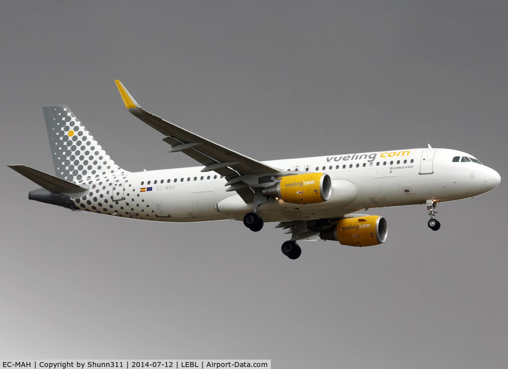EC-MAH, 2014 Airbus A320-214 C/N 6039, Landing rwy 07R