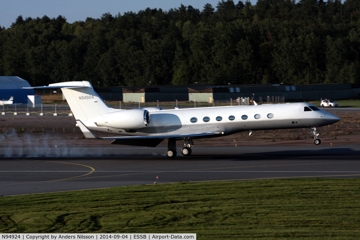 N94924, 2009 Gulfstream Aerospace GV-SP (G550) C/N 5255, Landing on runway 30 from Oakland.